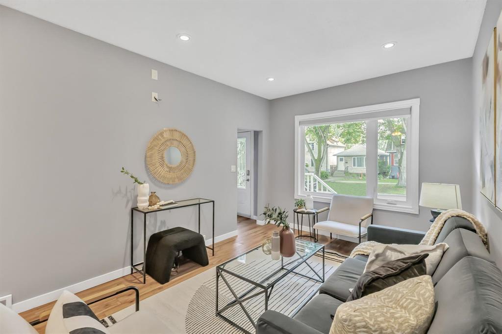 Photo 3 of 860 Strathcona Street, Winnipeg MB