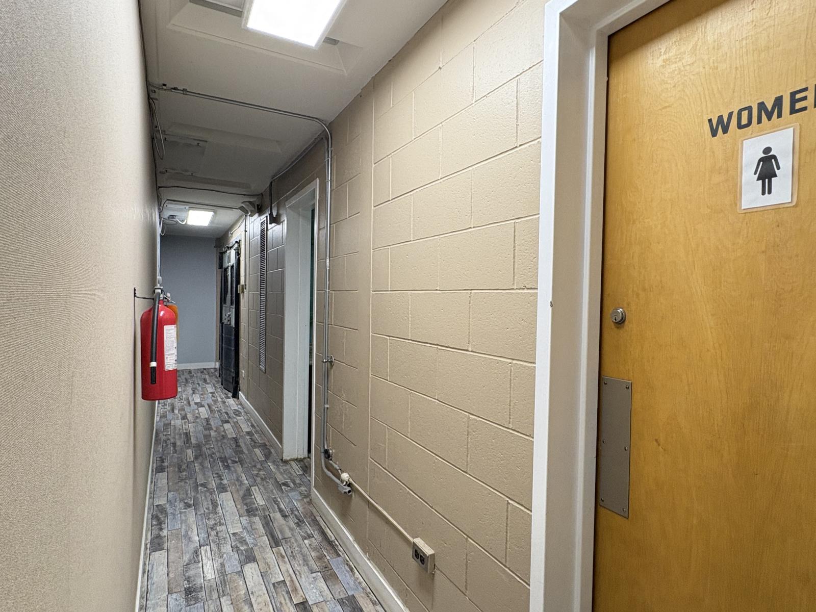 Photo 6 of 995 Mcphillips St, Winnipeg MB