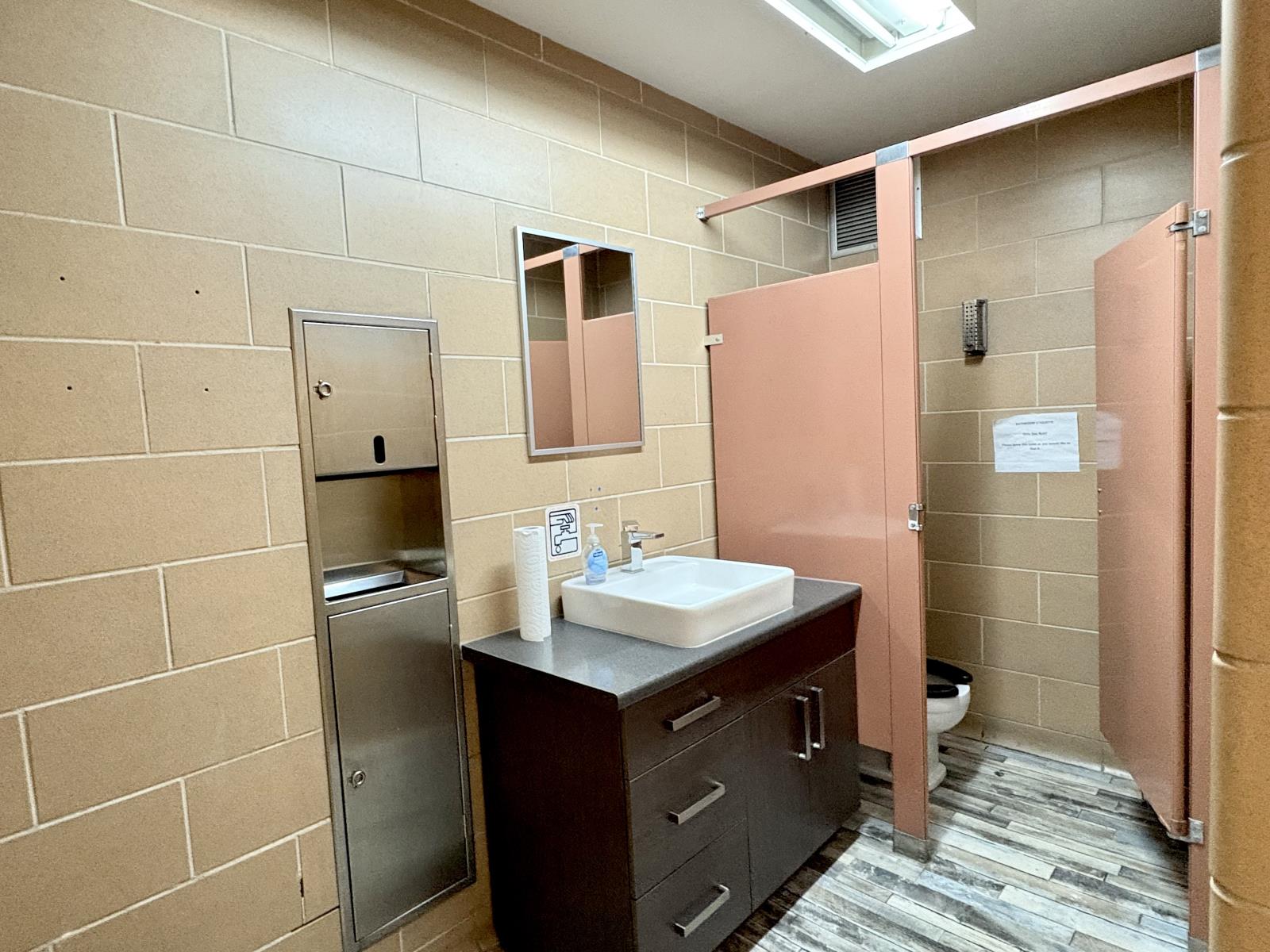 Photo 11 of 995 Mcphillips St, Winnipeg MB