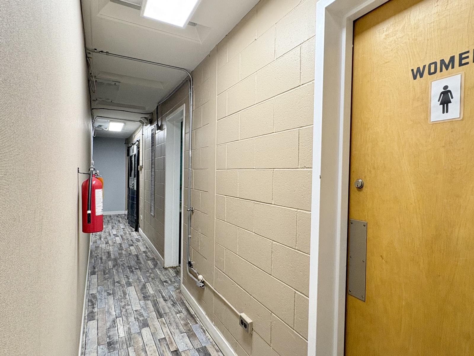 Photo 8 of 995 Mcphillips St, Winnipeg MB