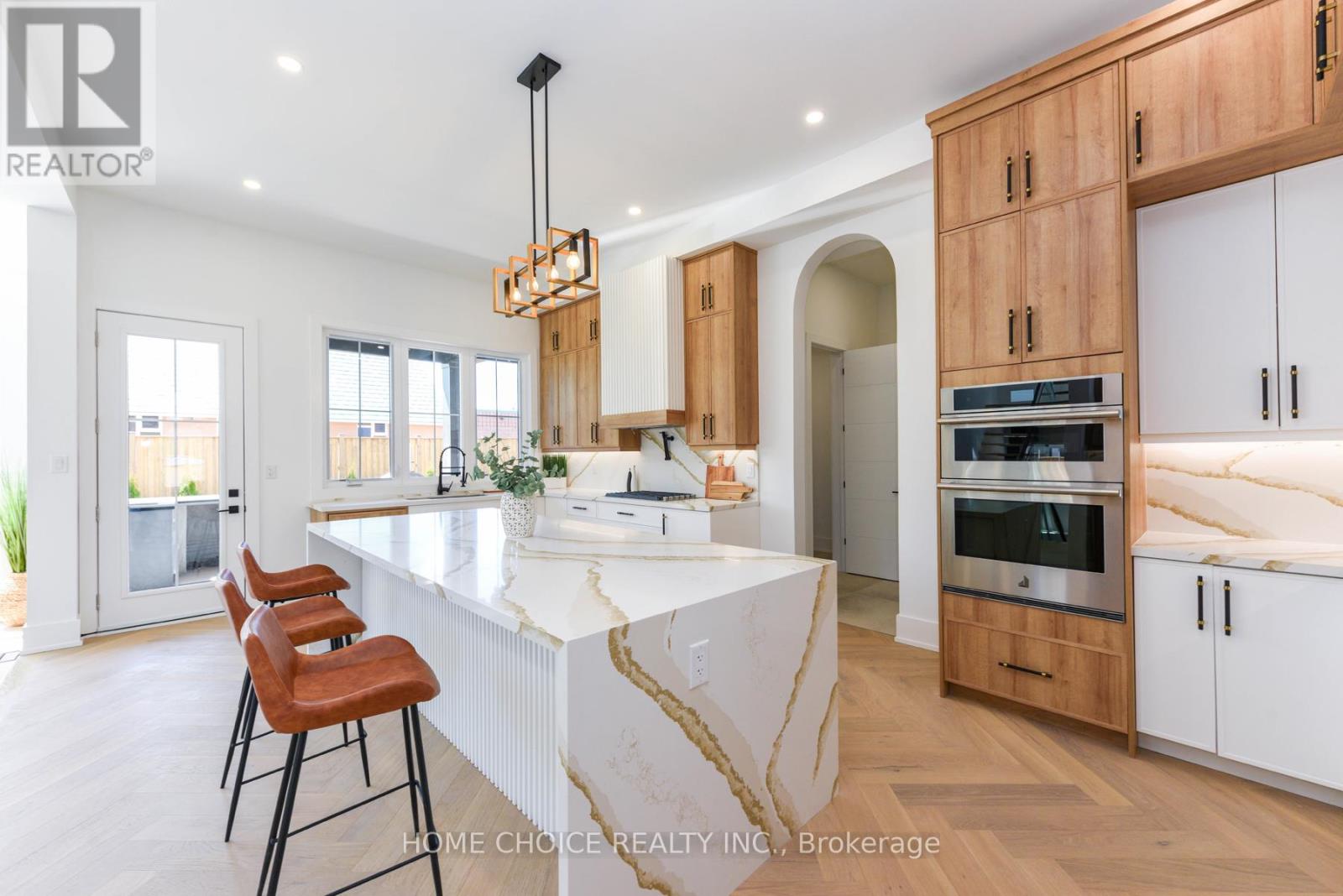 Photo 5 of 302 Tuck Drive, Burlington ON