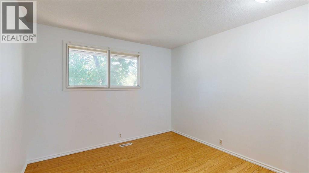 Photo 10 of 121 Beale Crescent, Fort Mcmurray AB