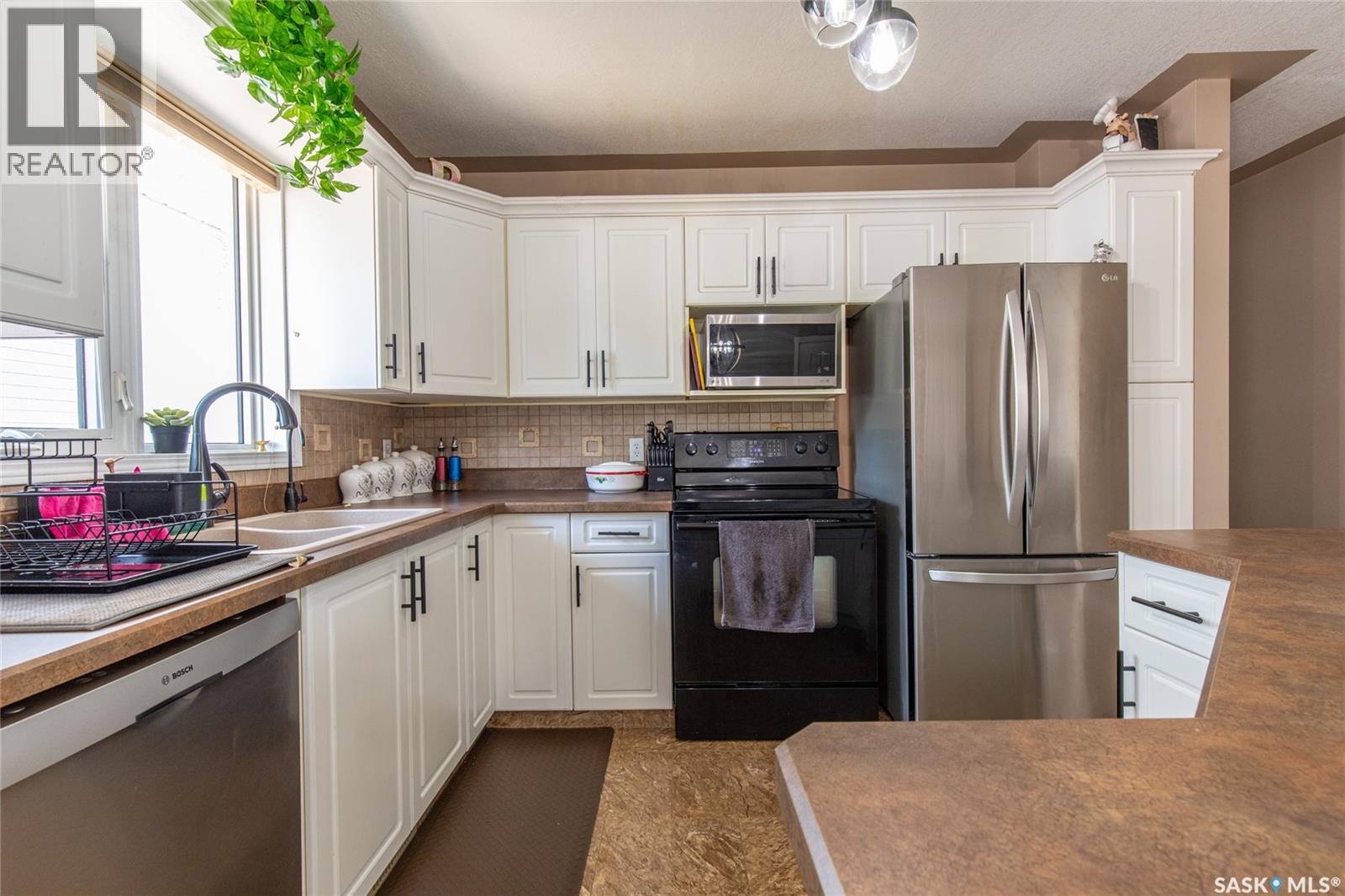 Photo 27 of 405 4th Avenue Ne, Moose Jaw SK