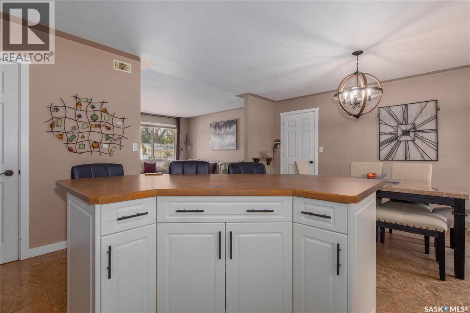 Photo 39 of 405 4th Avenue Ne, Moose Jaw SK