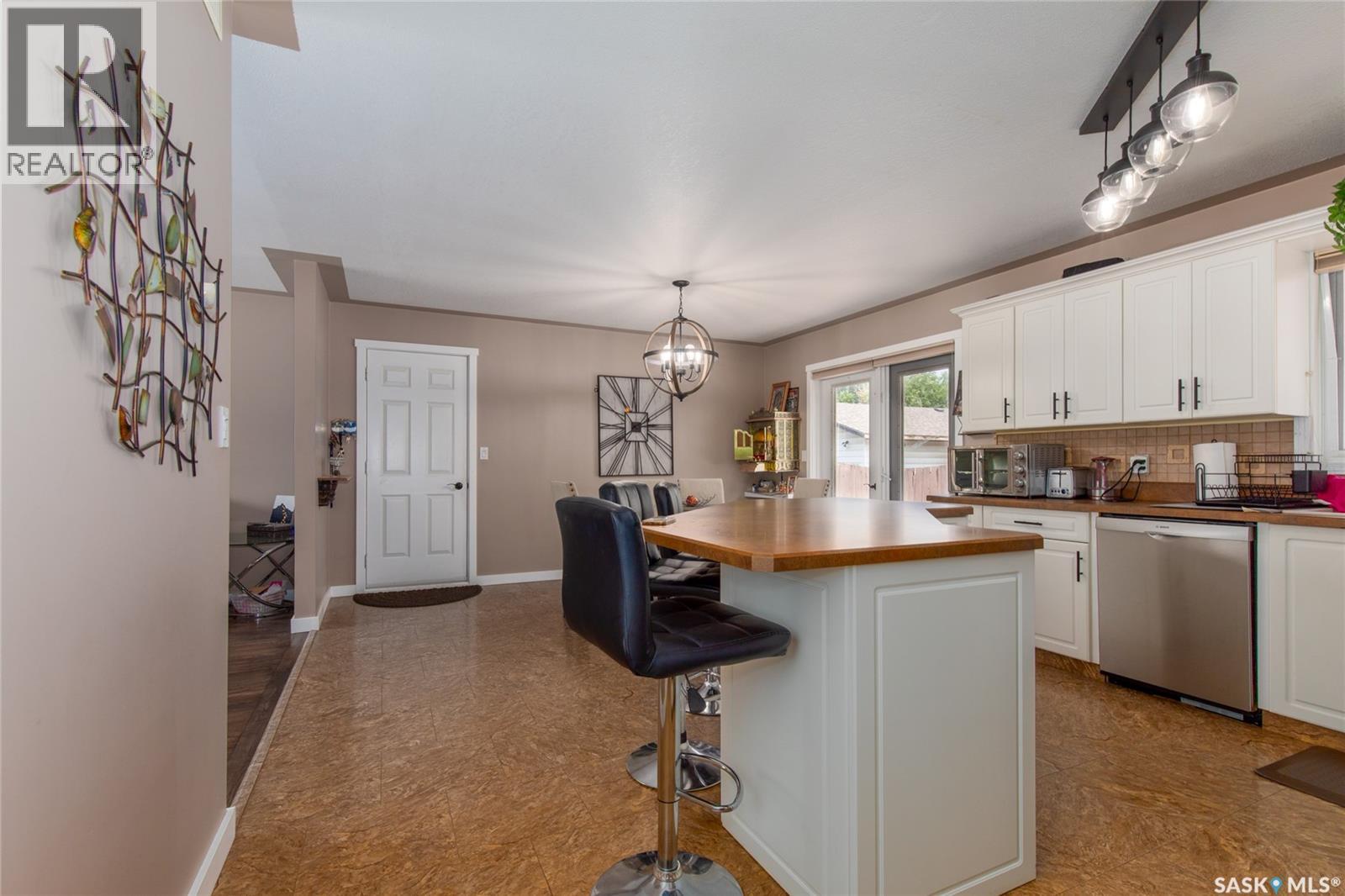 Photo 22 of 405 4th Avenue Ne, Moose Jaw SK
