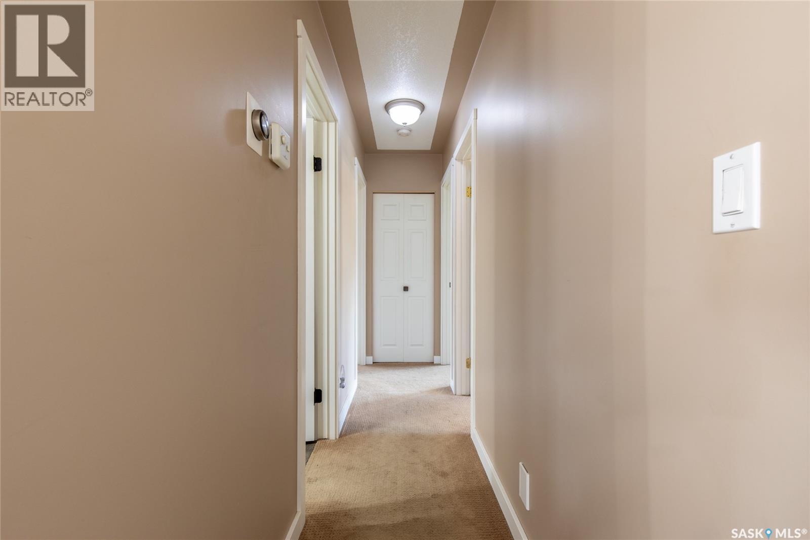Photo 3 of 405 4th Avenue Ne, Moose Jaw SK