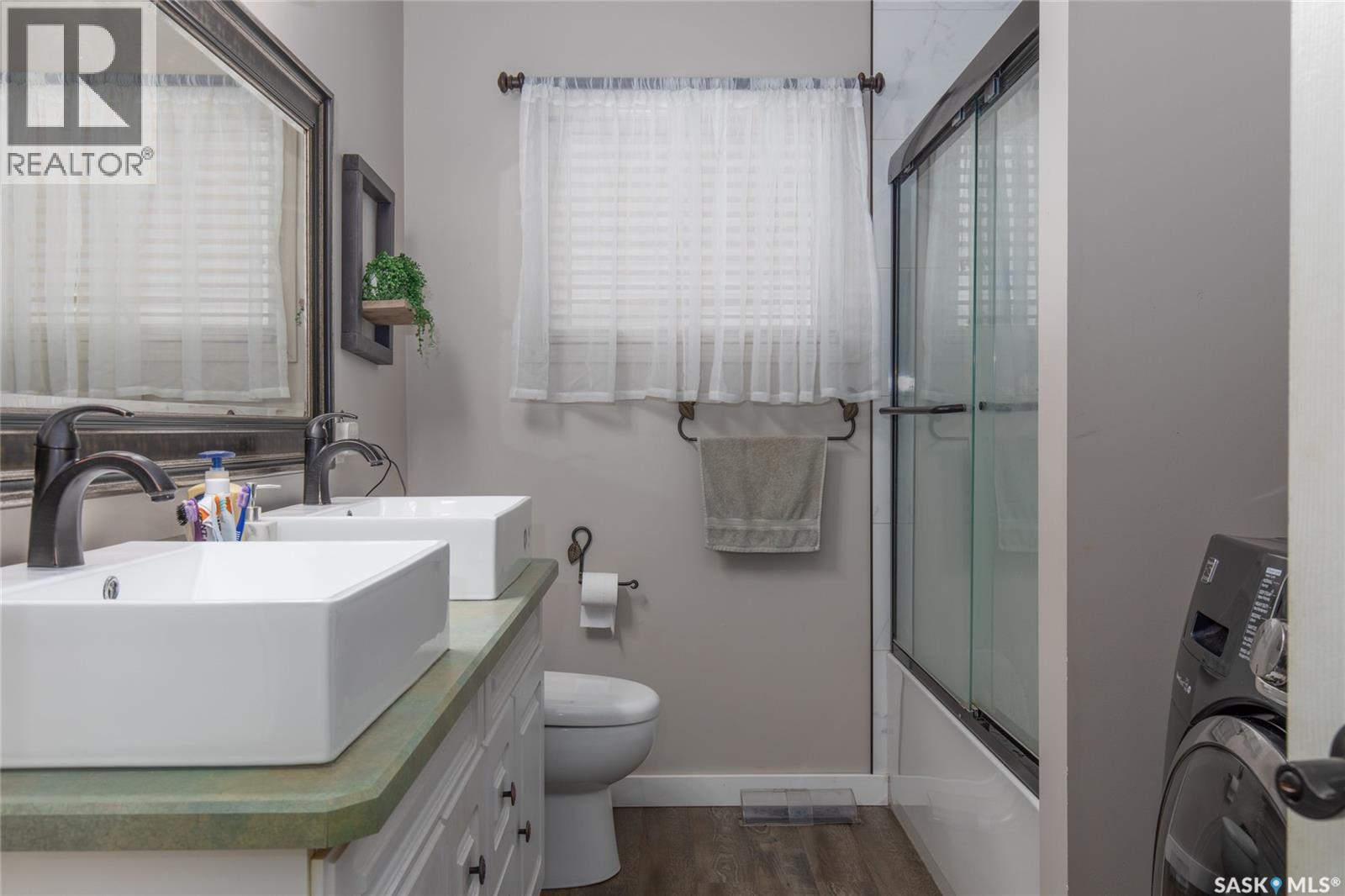 Photo 5 of 405 4th Avenue Ne, Moose Jaw SK