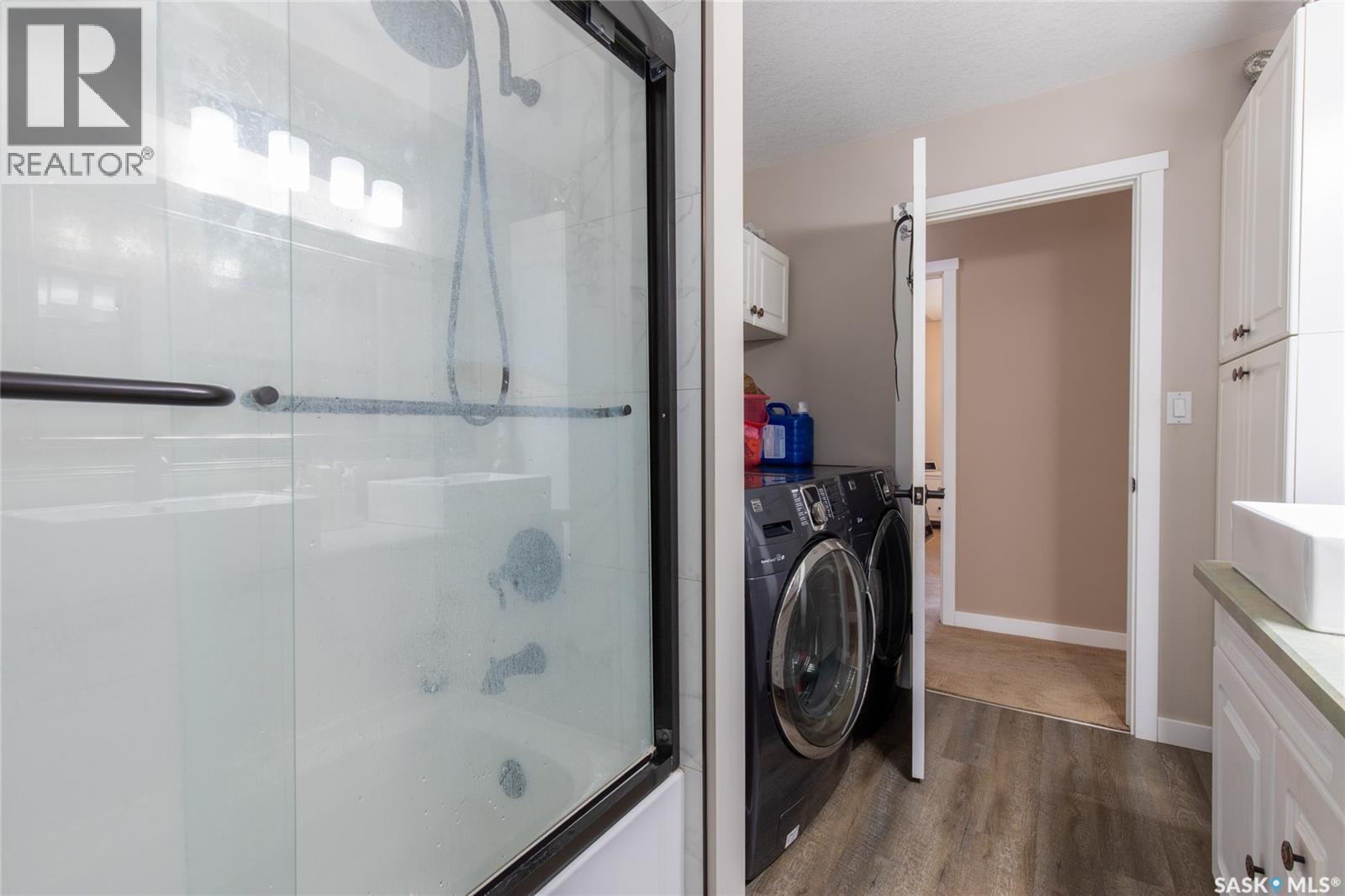 Photo 12 of 405 4th Avenue Ne, Moose Jaw SK