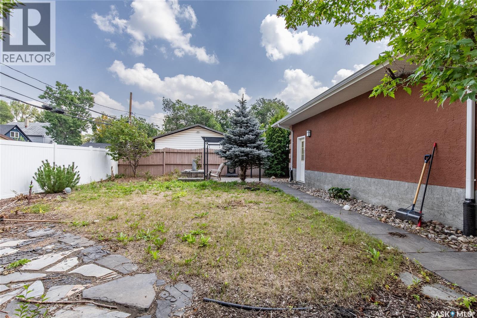 Photo 2 of 405 4th Avenue Ne, Moose Jaw SK