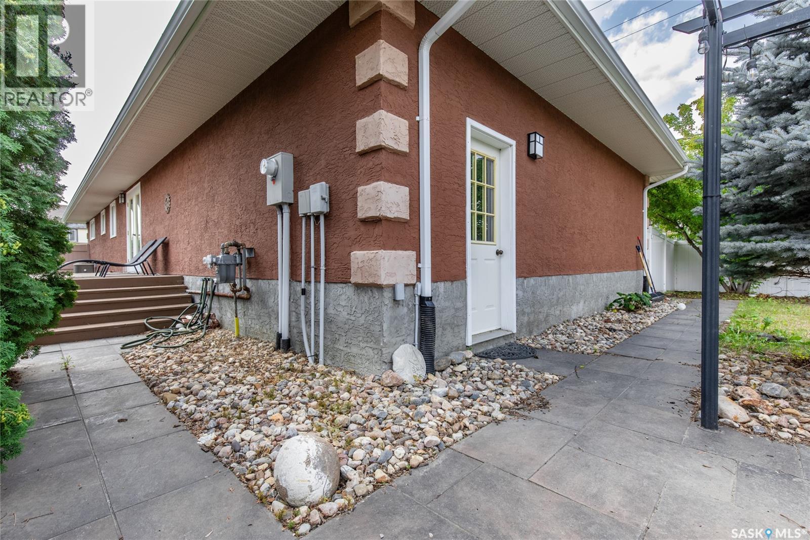 Photo 4 of 405 4th Avenue Ne, Moose Jaw SK