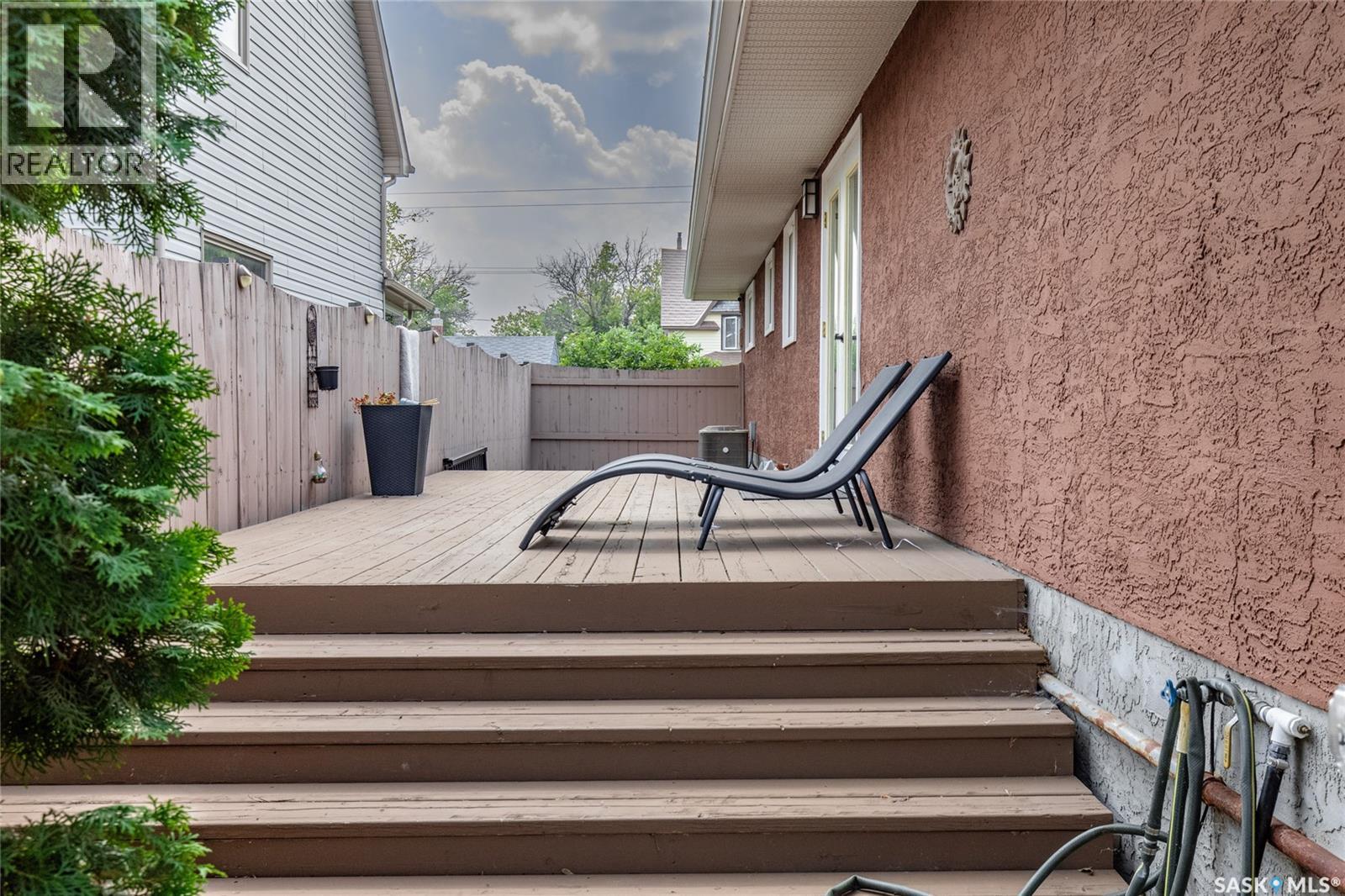 Photo 11 of 405 4th Avenue Ne, Moose Jaw SK