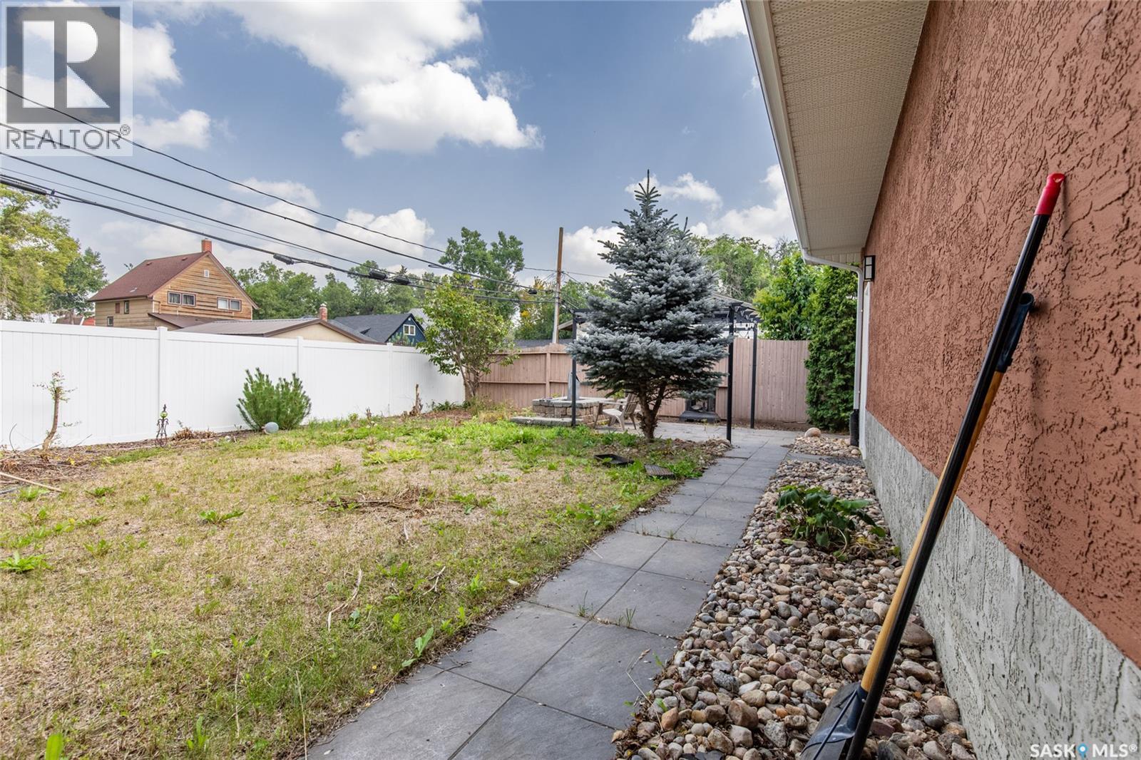 Photo 15 of 405 4th Avenue Ne, Moose Jaw SK