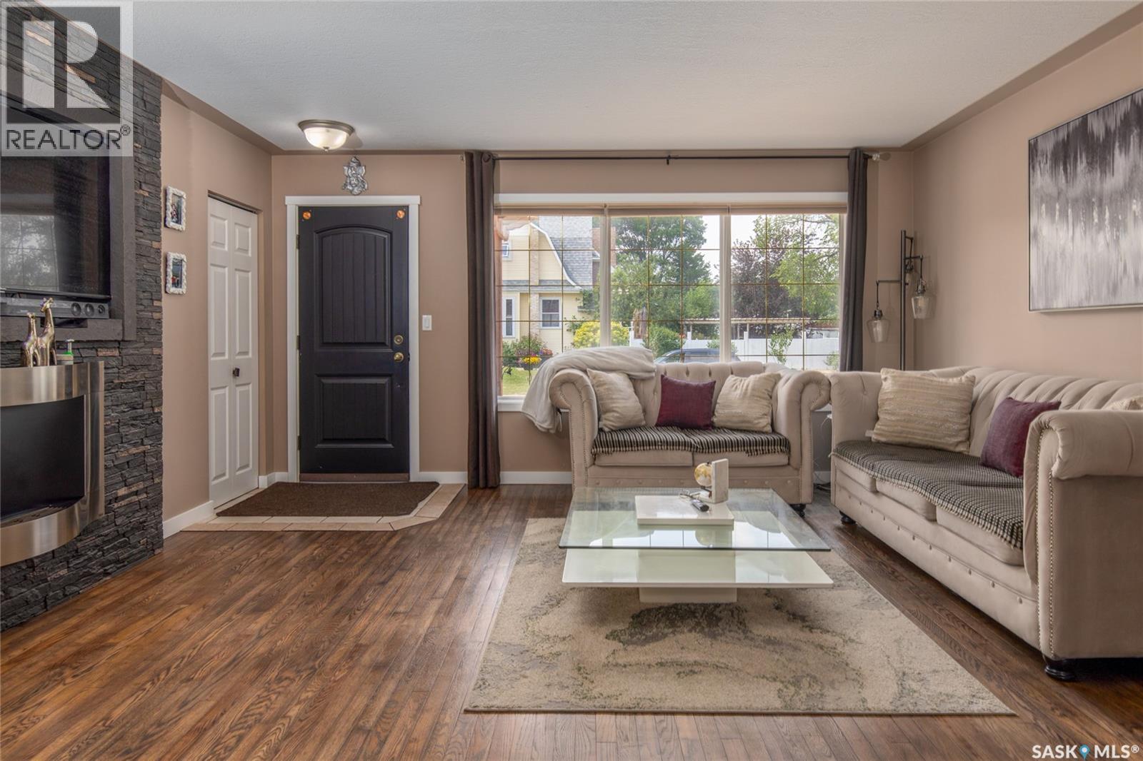 Photo 44 of 405 4th Avenue Ne, Moose Jaw SK