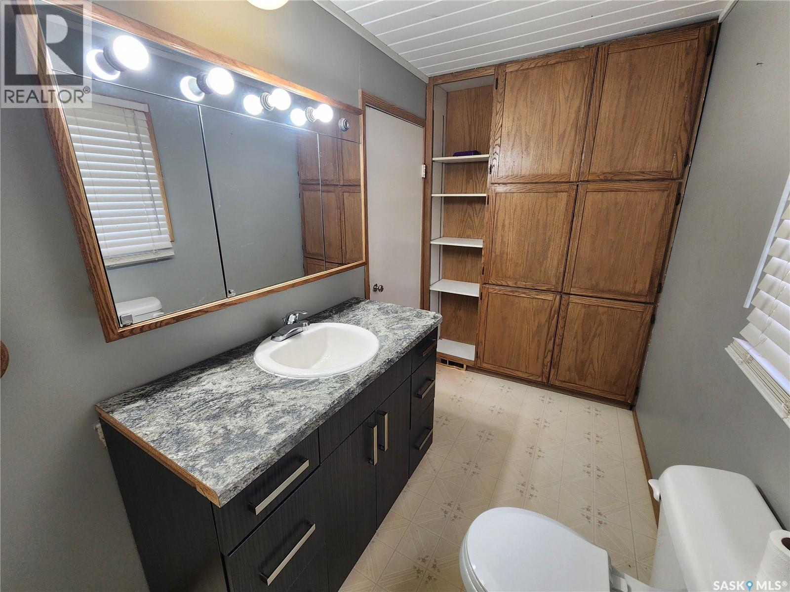 Photo 23 of 634 2nd Street, Estevan SK