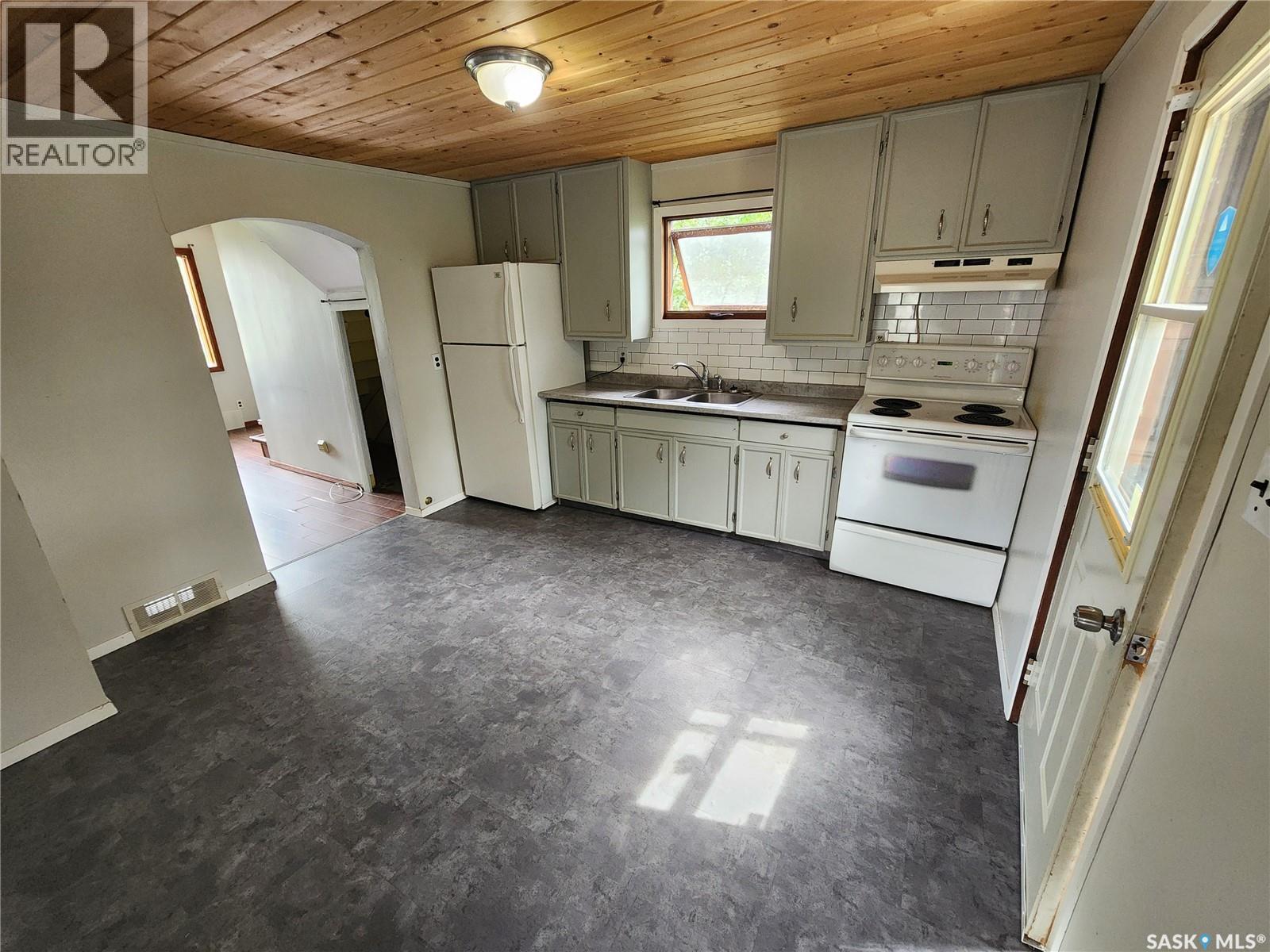 Photo 3 of 634 2nd Street, Estevan SK