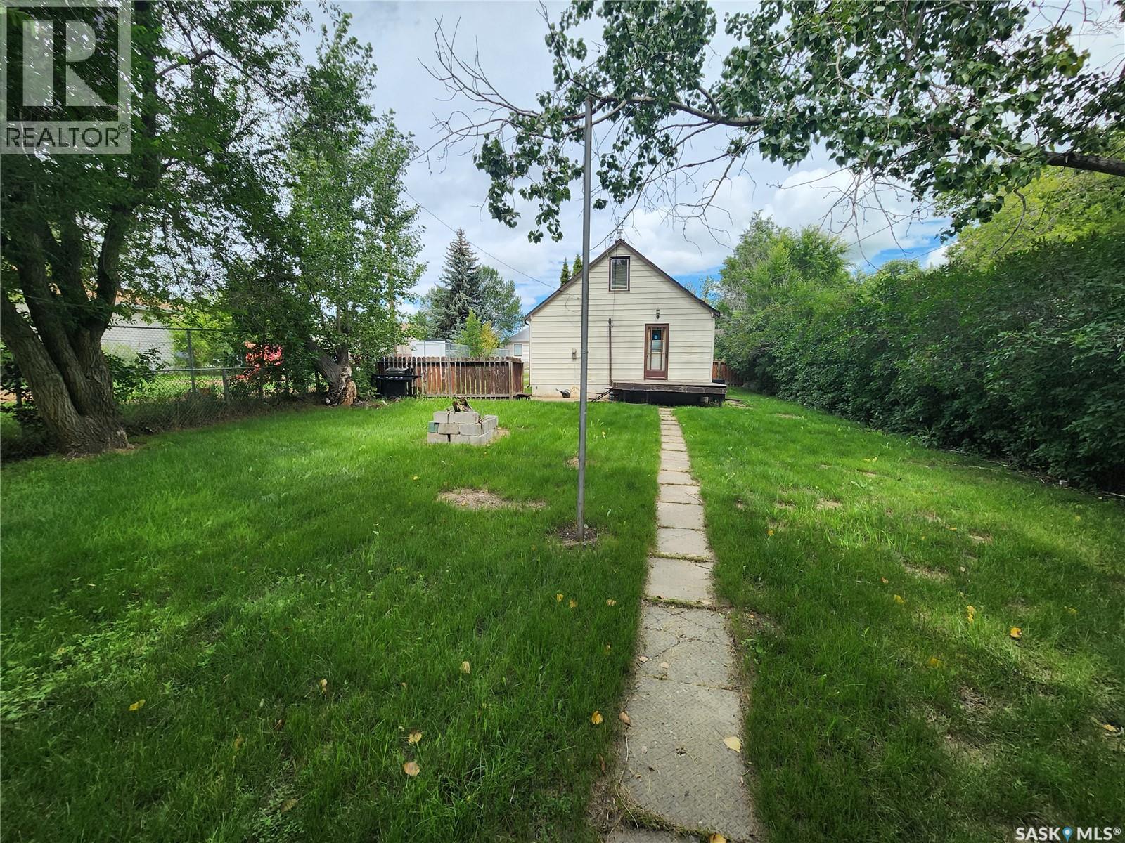 Photo 15 of 634 2nd Street, Estevan SK
