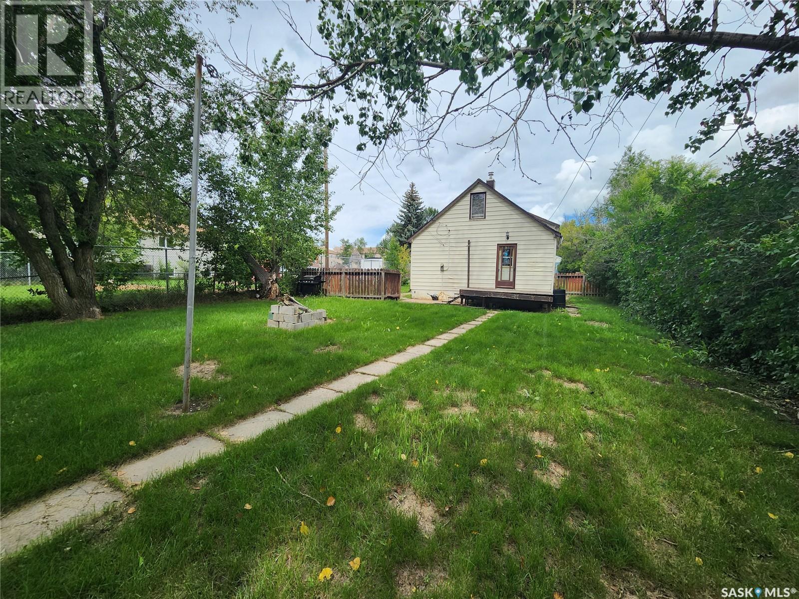 Photo 10 of 634 2nd Street, Estevan SK