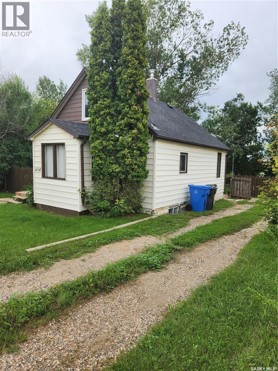 Photo 8 of 634 2nd Street, Estevan SK