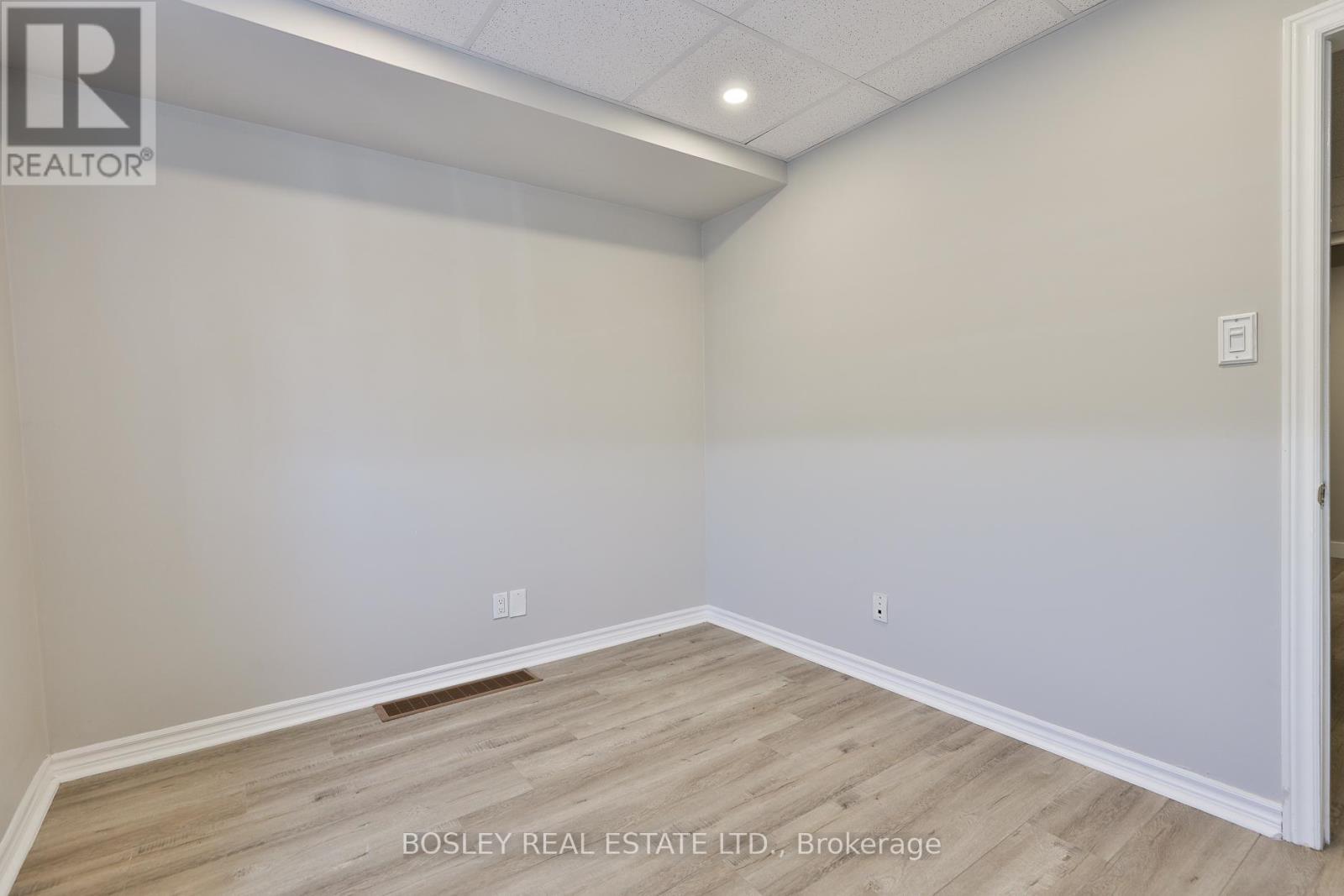Photo 9 of 202 203 60 King Road, Richmond Hill ON