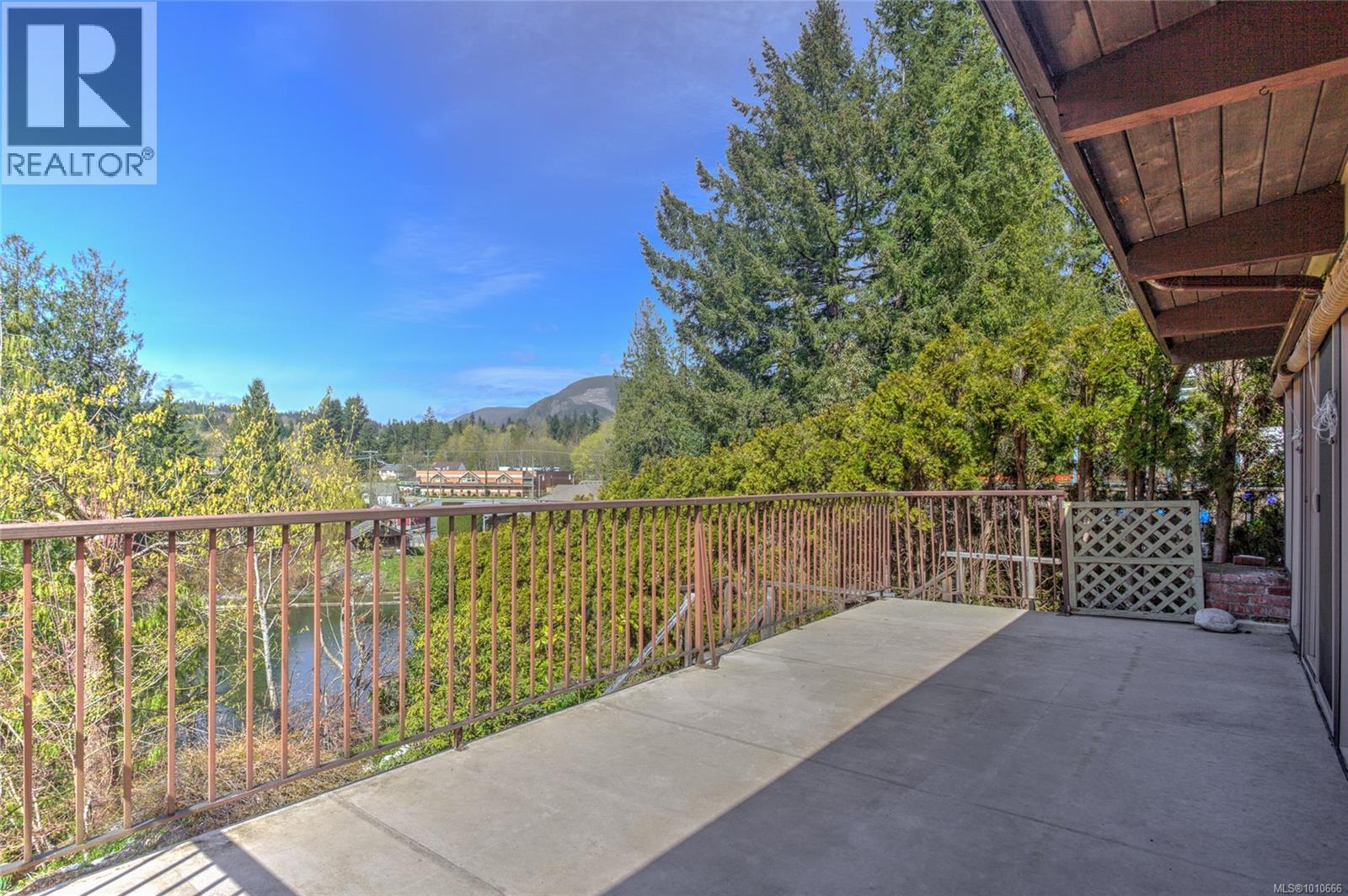 Photo 4 of 56 Prospect Ave, Lake Cowichan BC