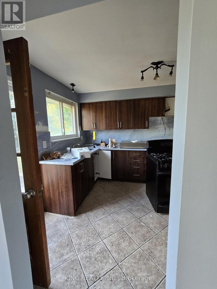 Photo 3 of 11 Durham Crescent, Brampton ON