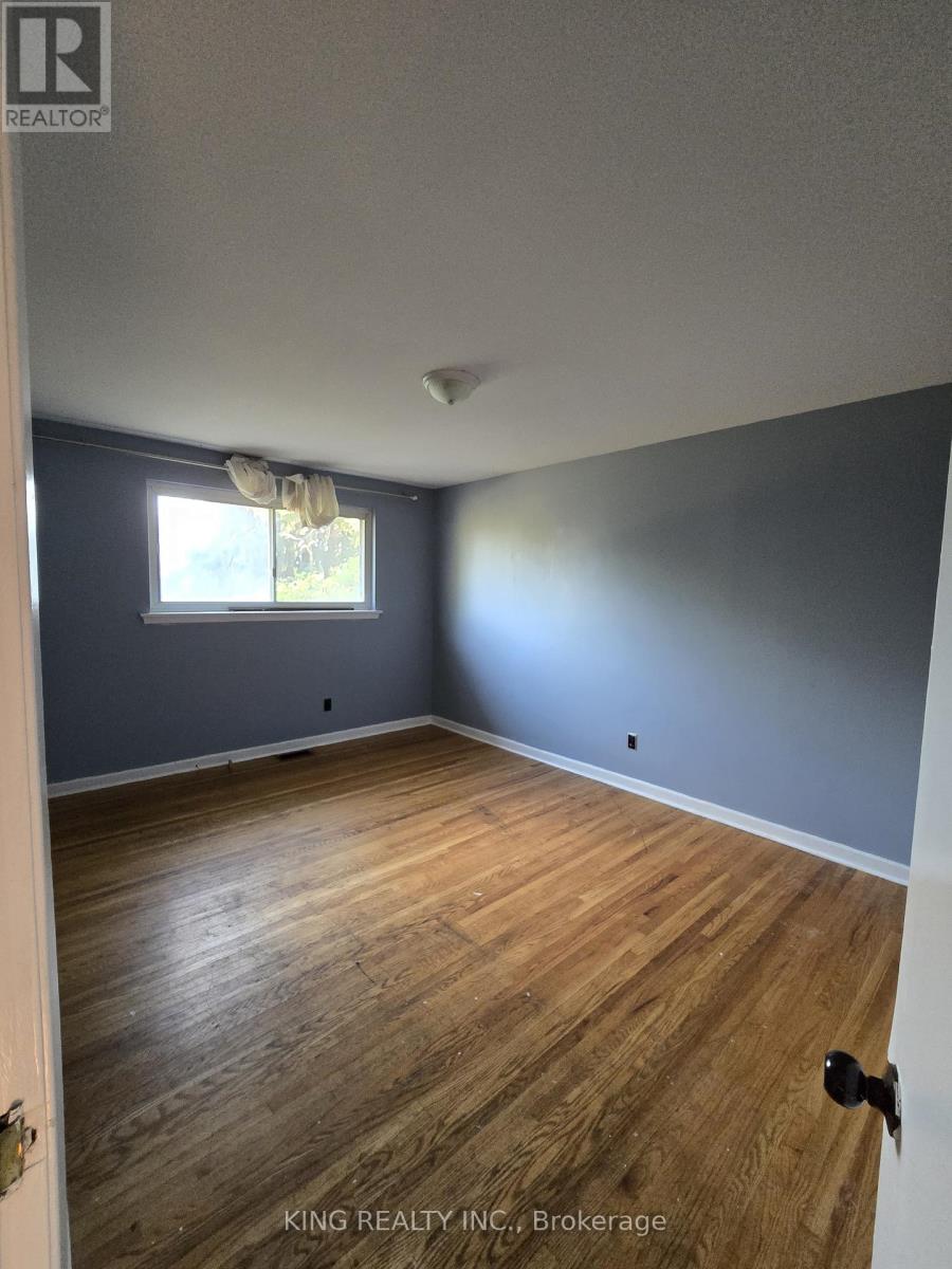 Photo 4 of 11 Durham Crescent, Brampton ON