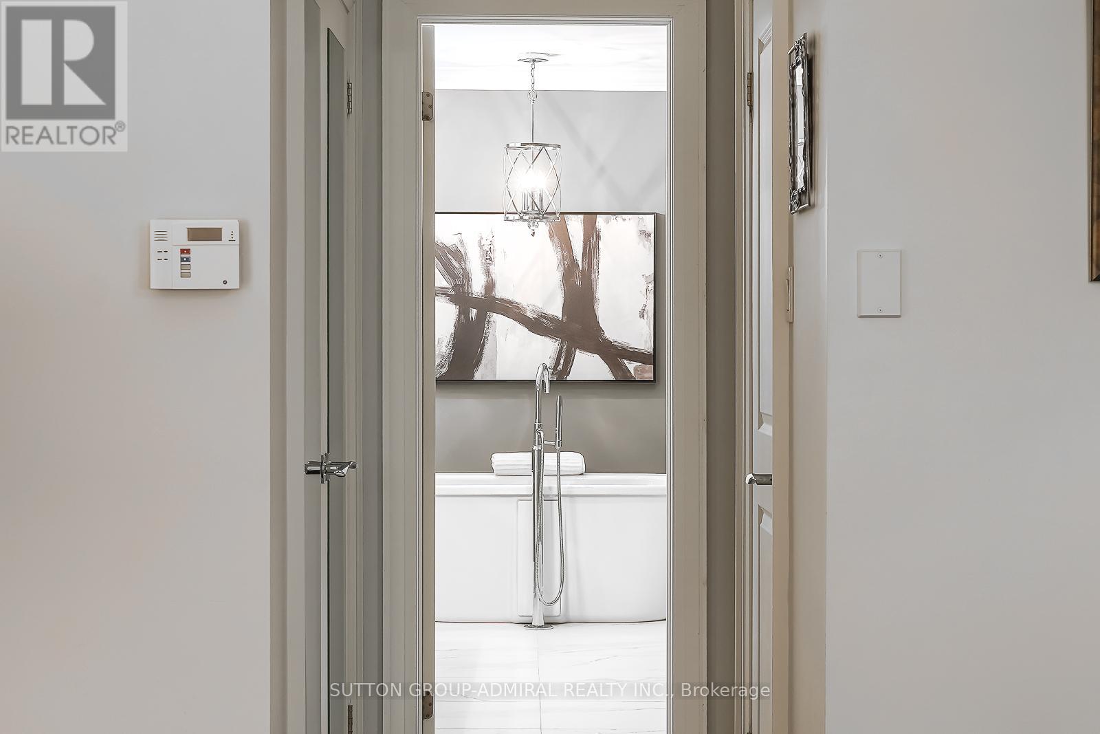 Photo 4 of 2360 Marisa Court, Mississauga ON