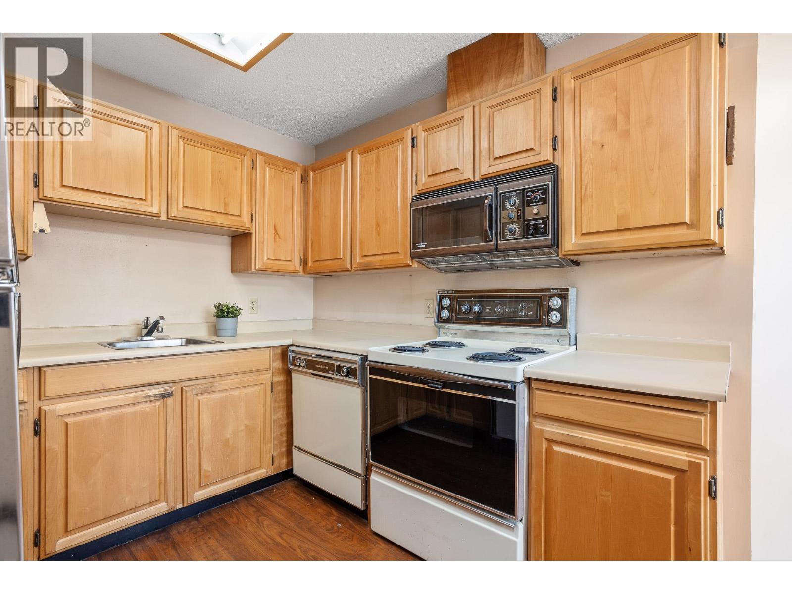Photo 3 of 902 550 Eighth Street, New Westminster BC