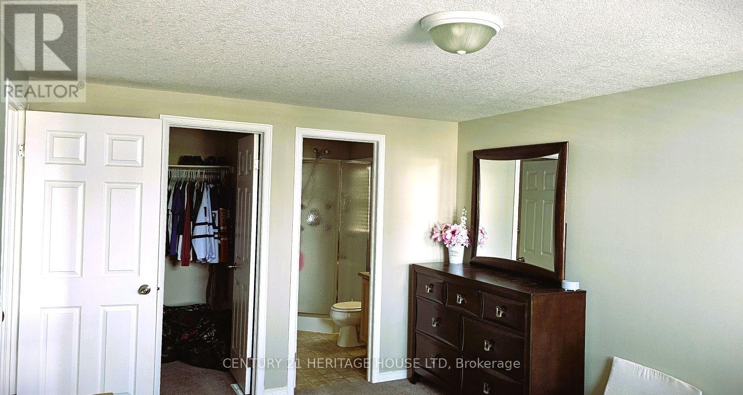 Photo 8 of 256 Sienna Crescent, Kitchener ON