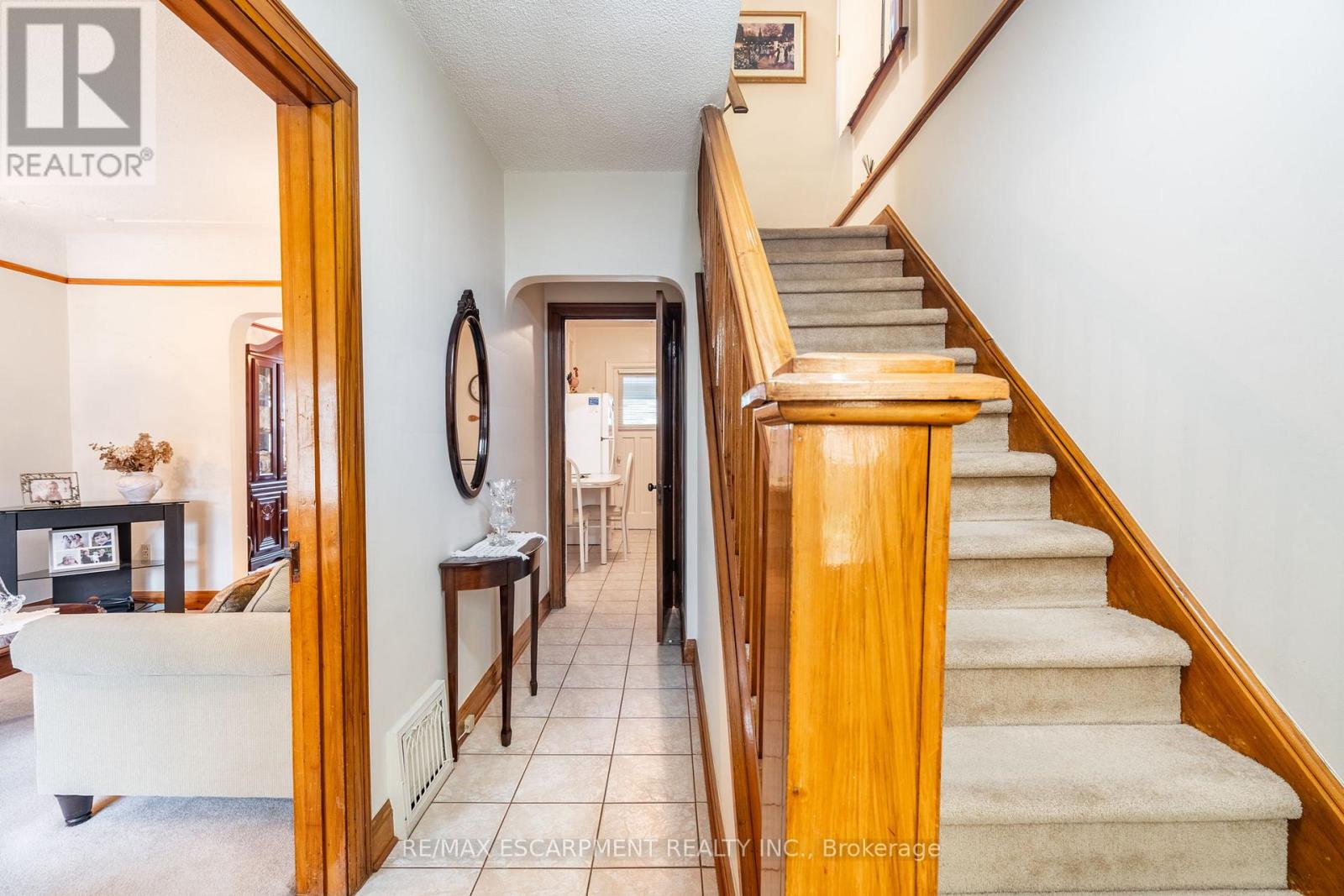 Photo 2 of 204 Emerald Street N, Hamilton ON