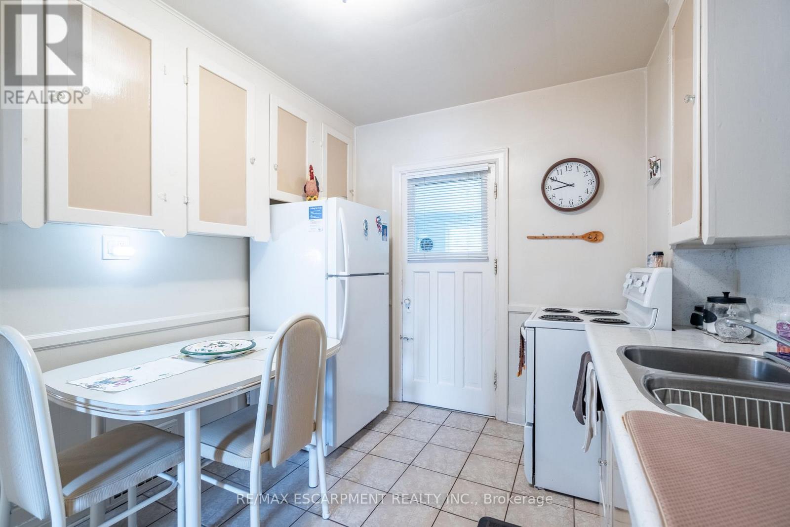 Photo 4 of 204 Emerald Street N, Hamilton ON