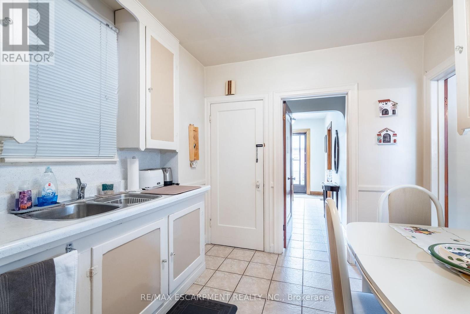 Photo 9 of 204 Emerald Street N, Hamilton ON