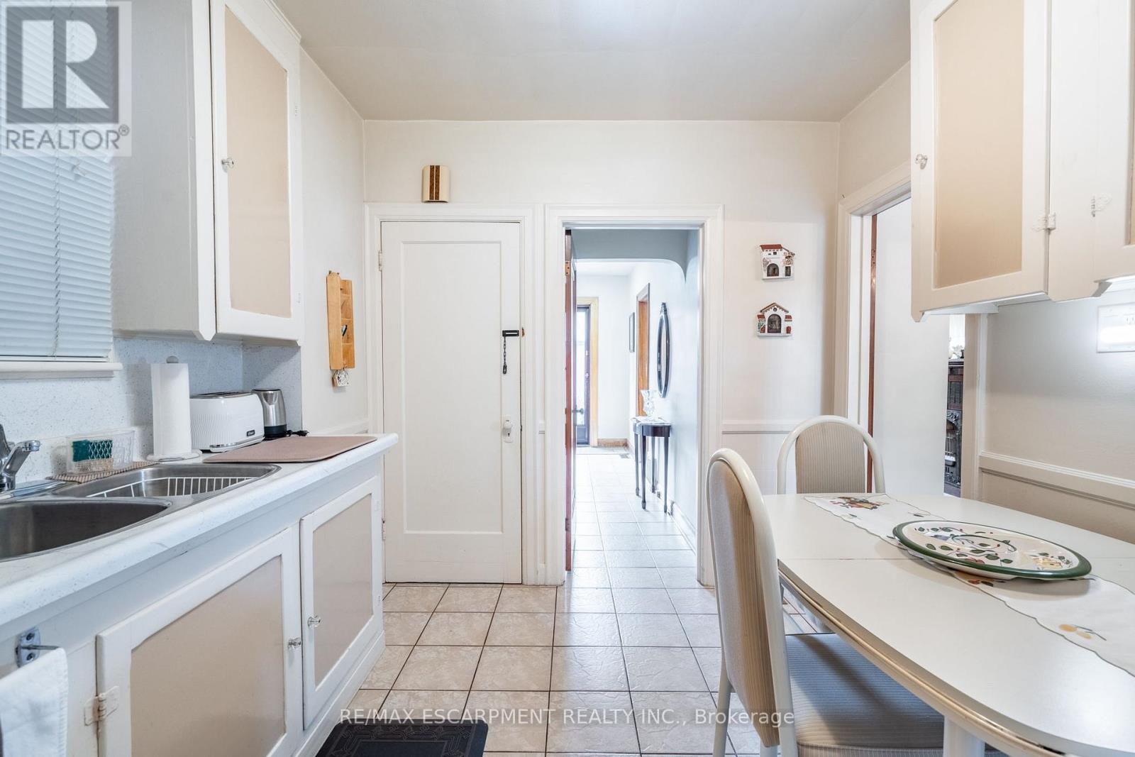 Photo 17 of 204 Emerald Street N, Hamilton ON