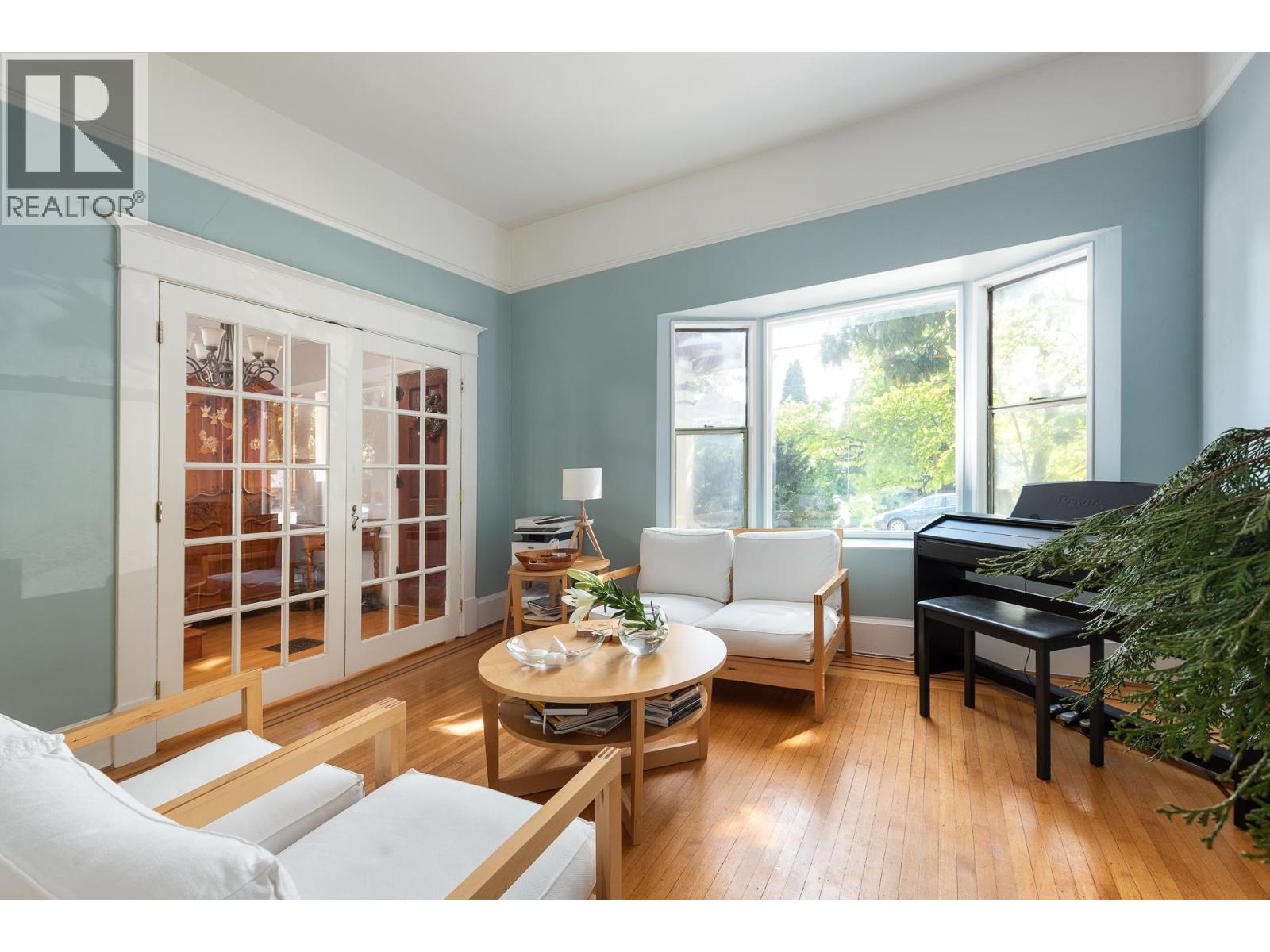Photo 4 of 329 Pine Street, New Westminster BC