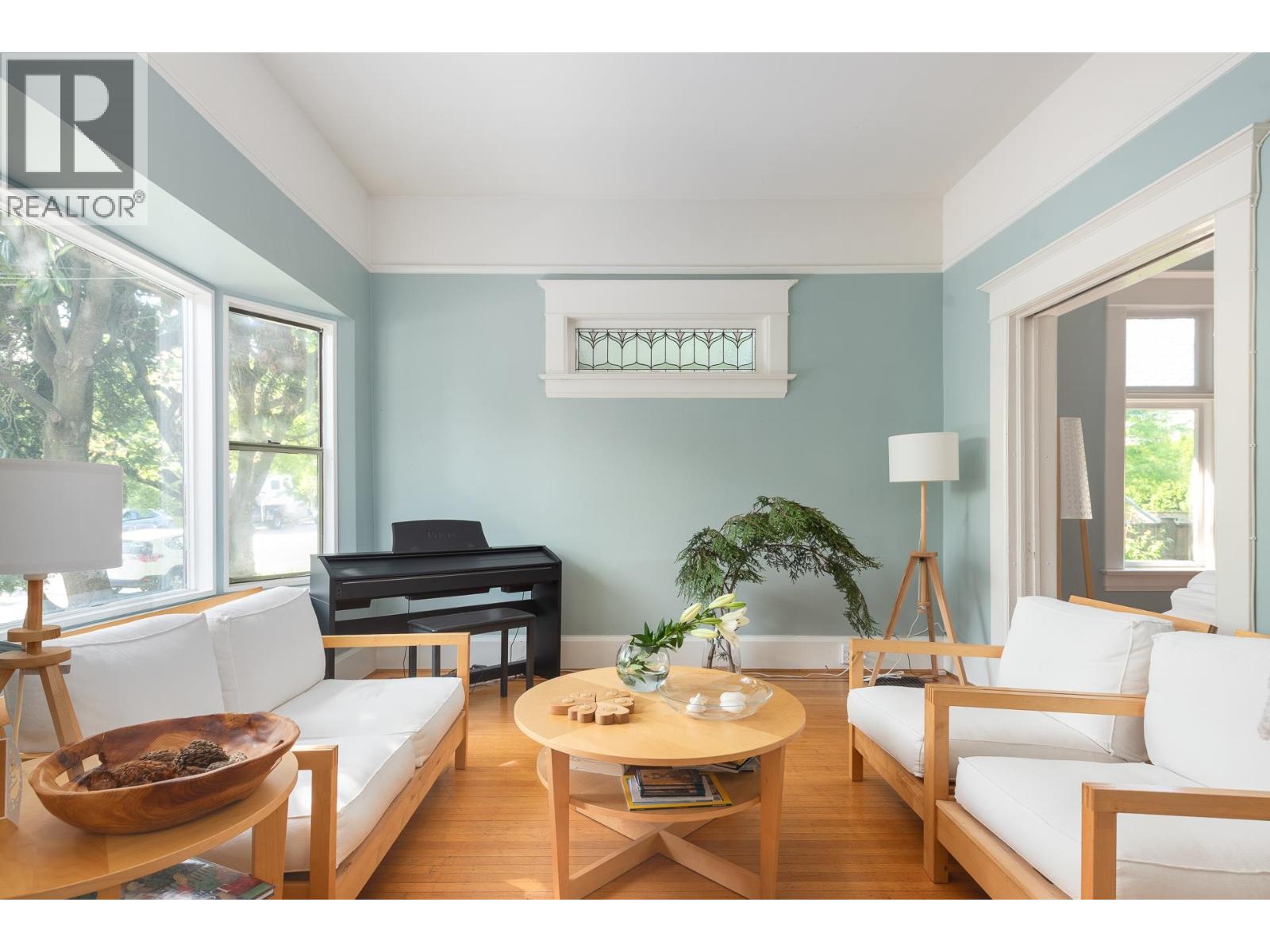 Photo 5 of 329 Pine Street, New Westminster BC