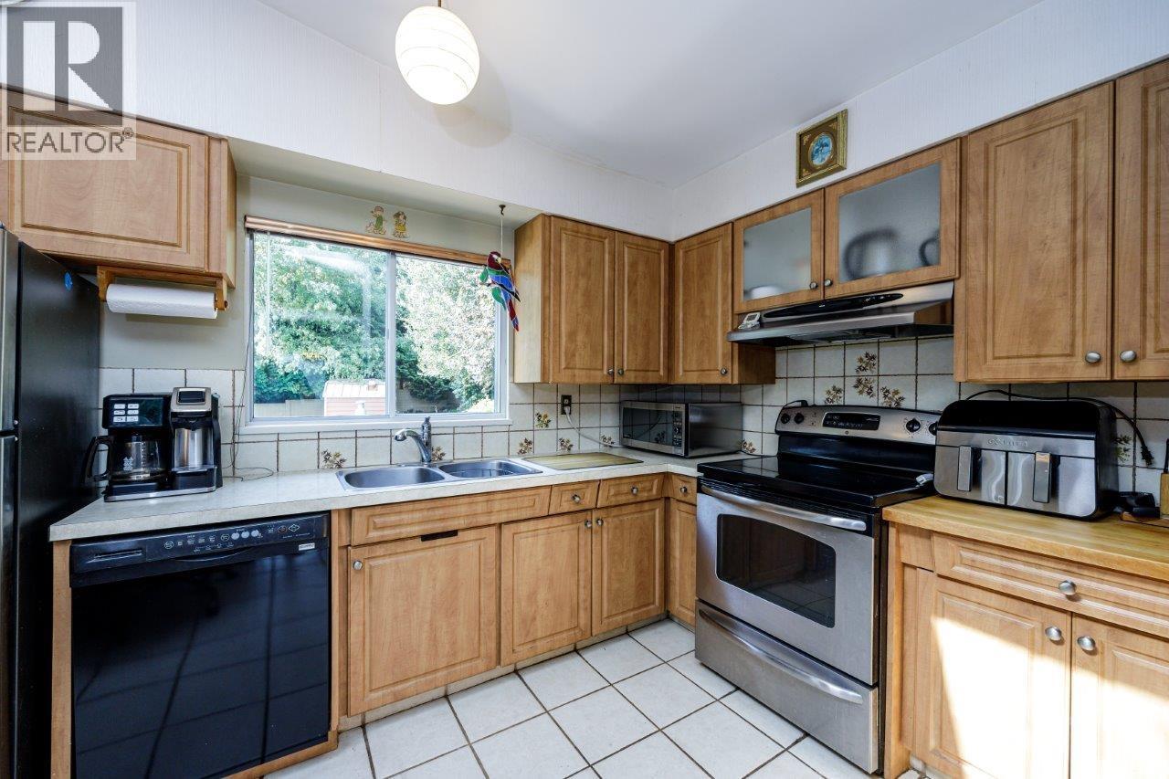 Photo 7 of 697 Plymouth Drive, North Vancouver BC