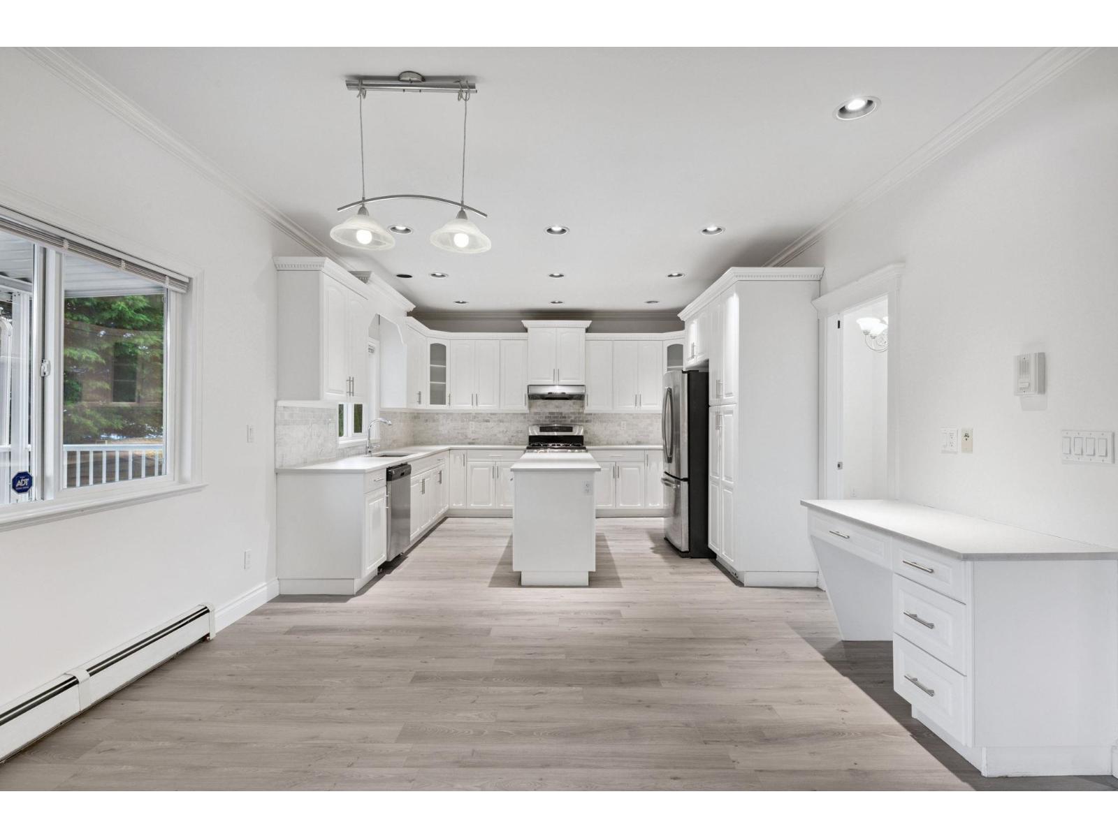 Photo 11 of 15939 91 A Avenue, Surrey BC