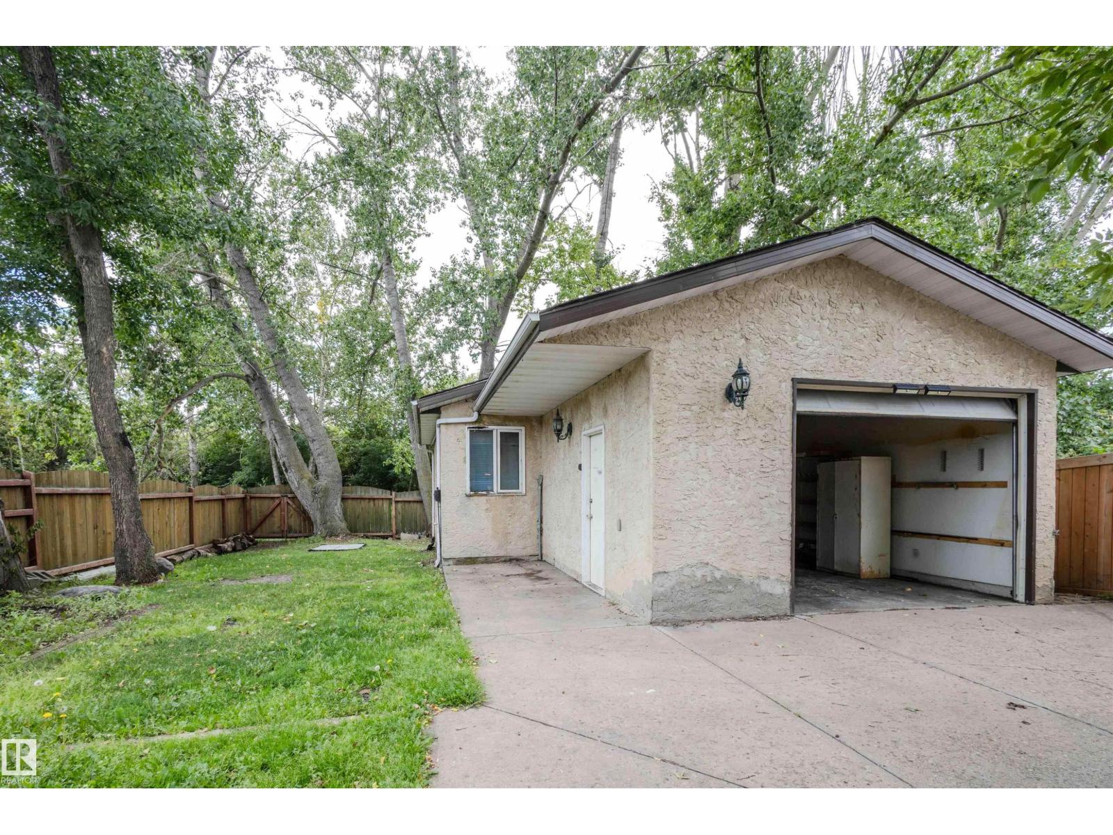 Photo 16 of 6007 10 Av Nw, Edmonton AB