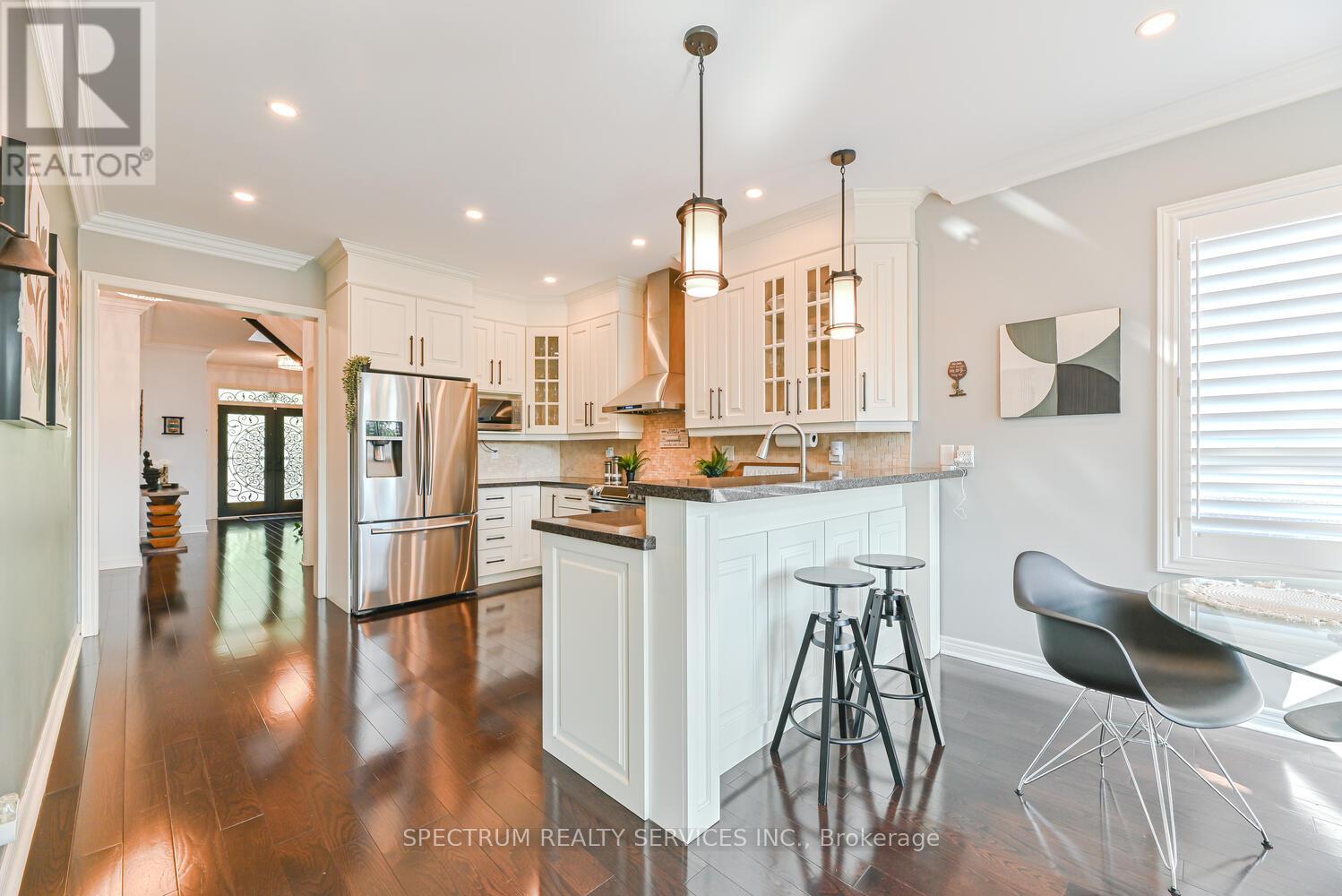 Photo 17 of 68 Robarts Drive, Milton ON