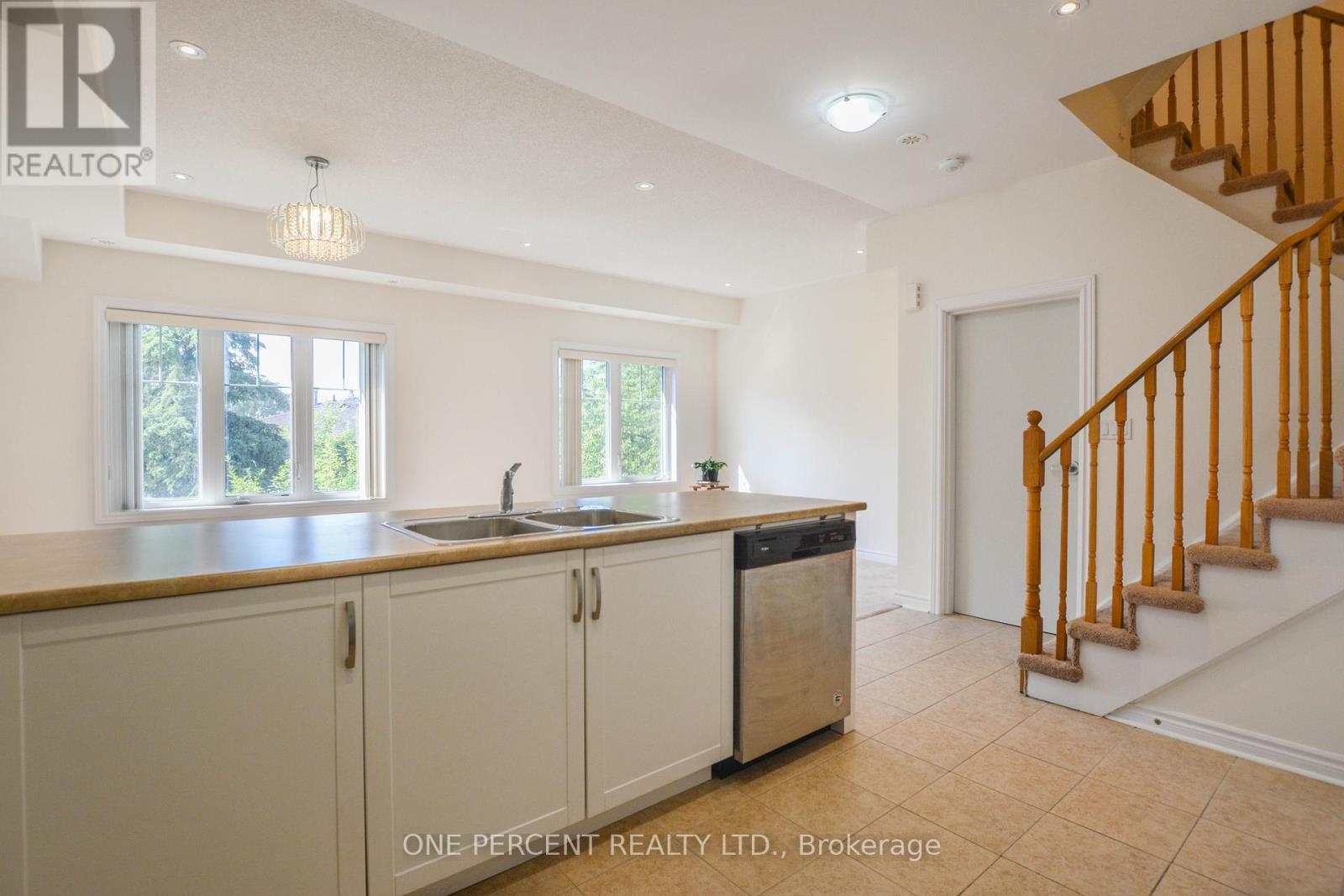 Photo 5 of 20 1 Eaton Park Lane, Toronto ON