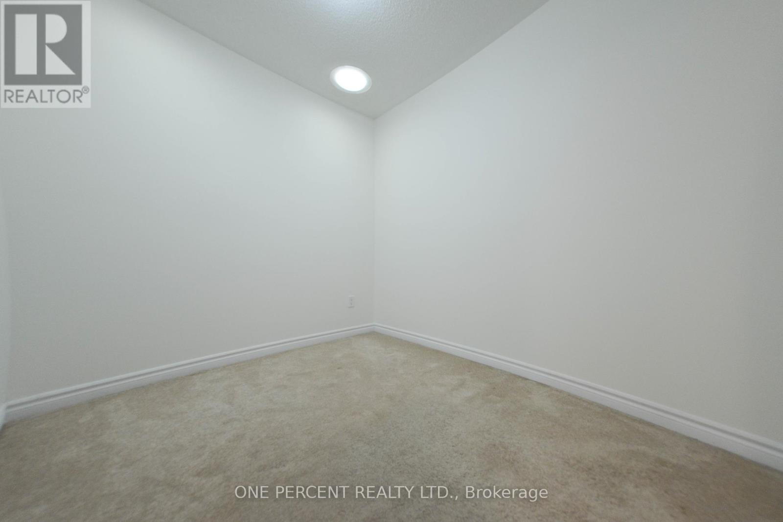 Photo 18 of 20 1 Eaton Park Lane, Toronto ON