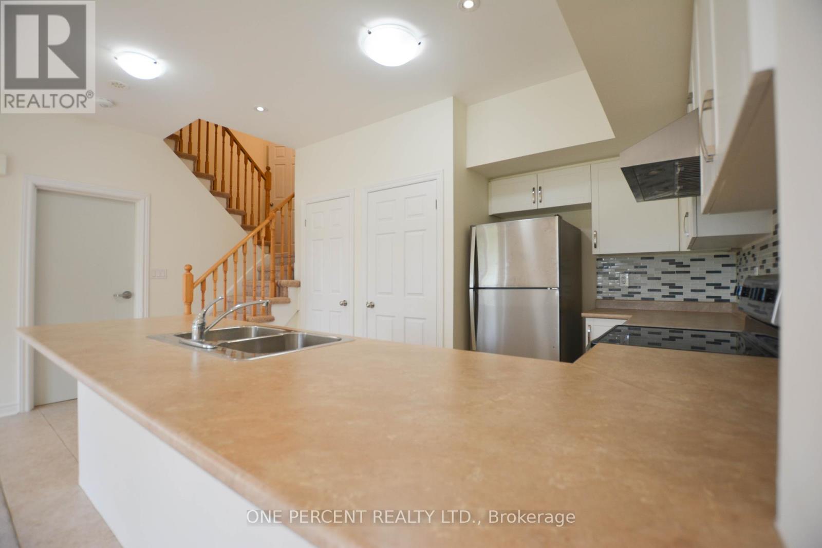 Photo 11 of 20 1 Eaton Park Lane, Toronto ON