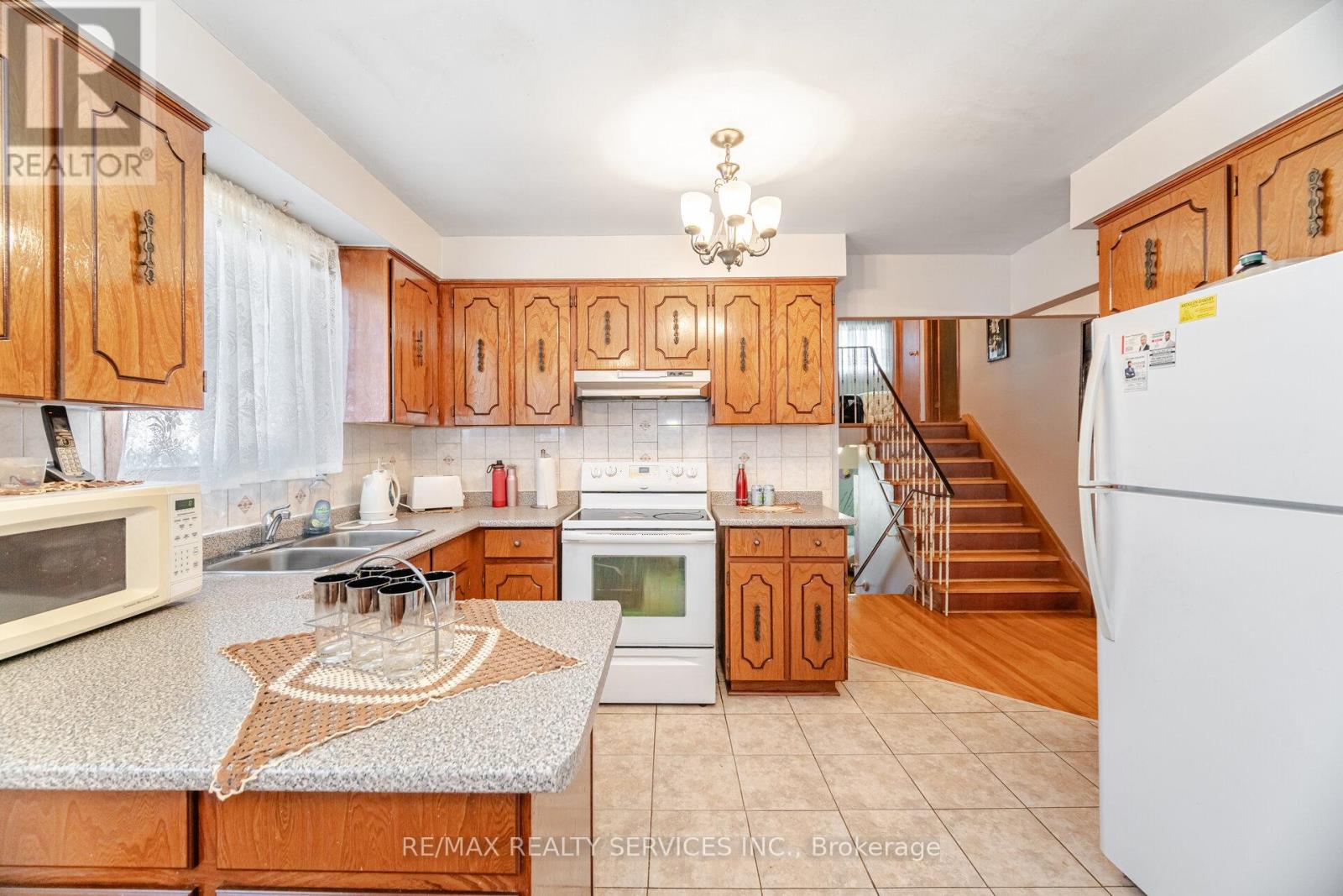 Photo 23 of 33 Tolton Drive, Brampton ON