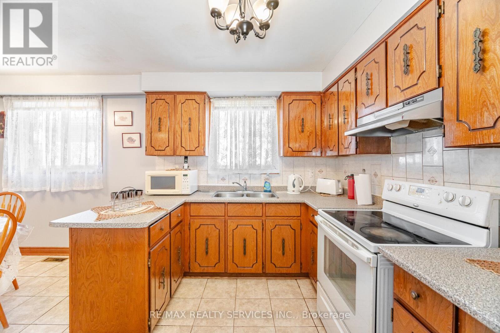 Photo 29 of 33 Tolton Drive, Brampton ON