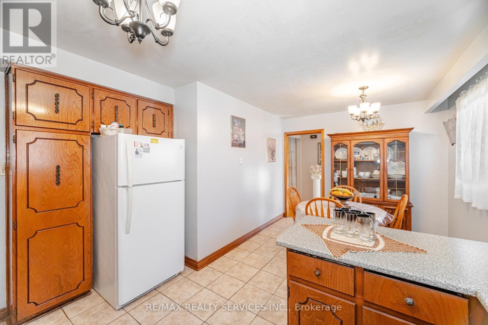 Photo 15 of 33 Tolton Drive, Brampton ON