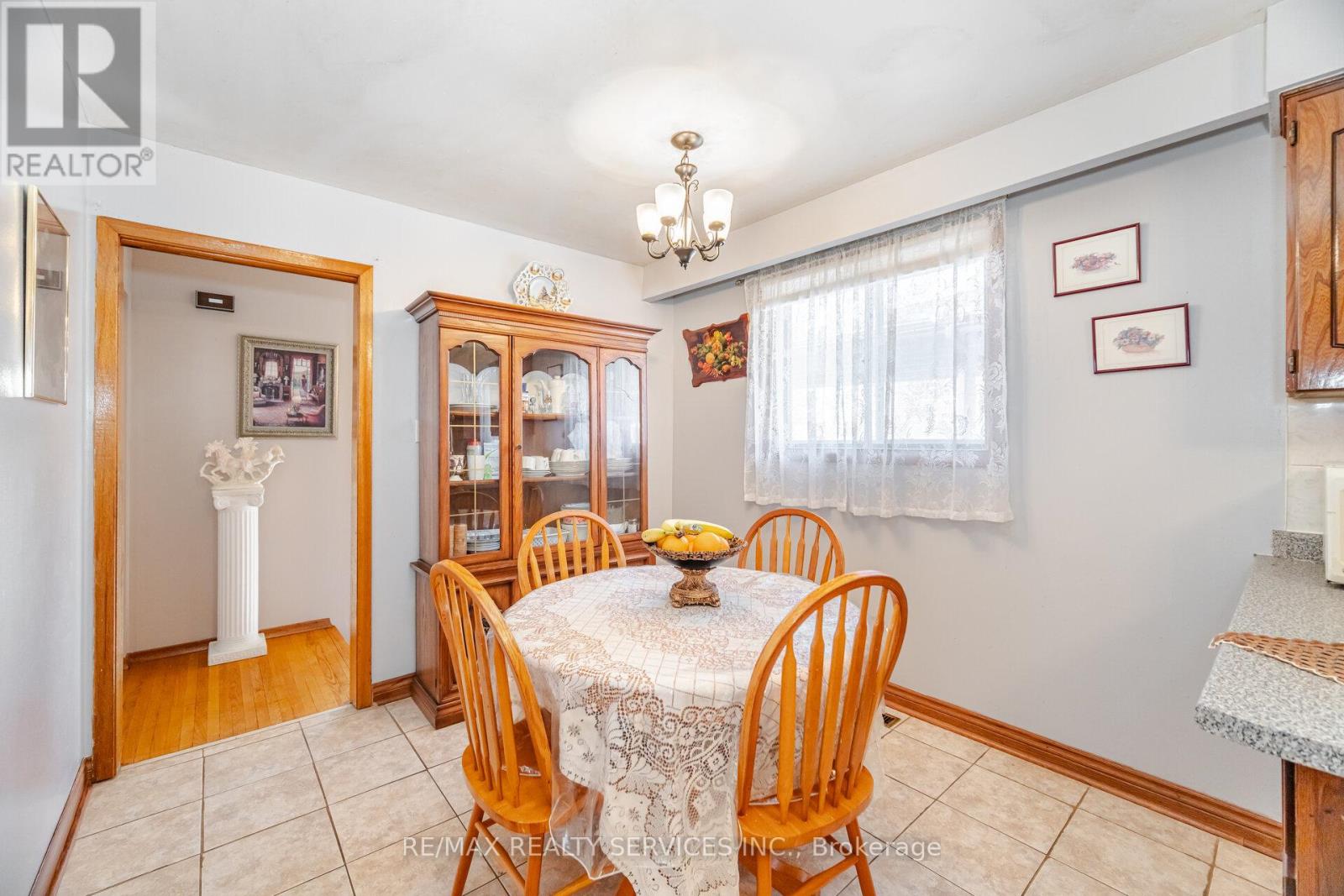 Photo 31 of 33 Tolton Drive, Brampton ON