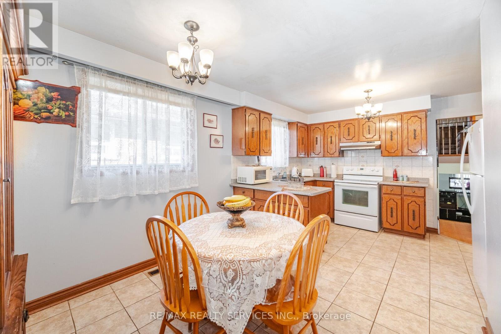 Photo 27 of 33 Tolton Drive, Brampton ON