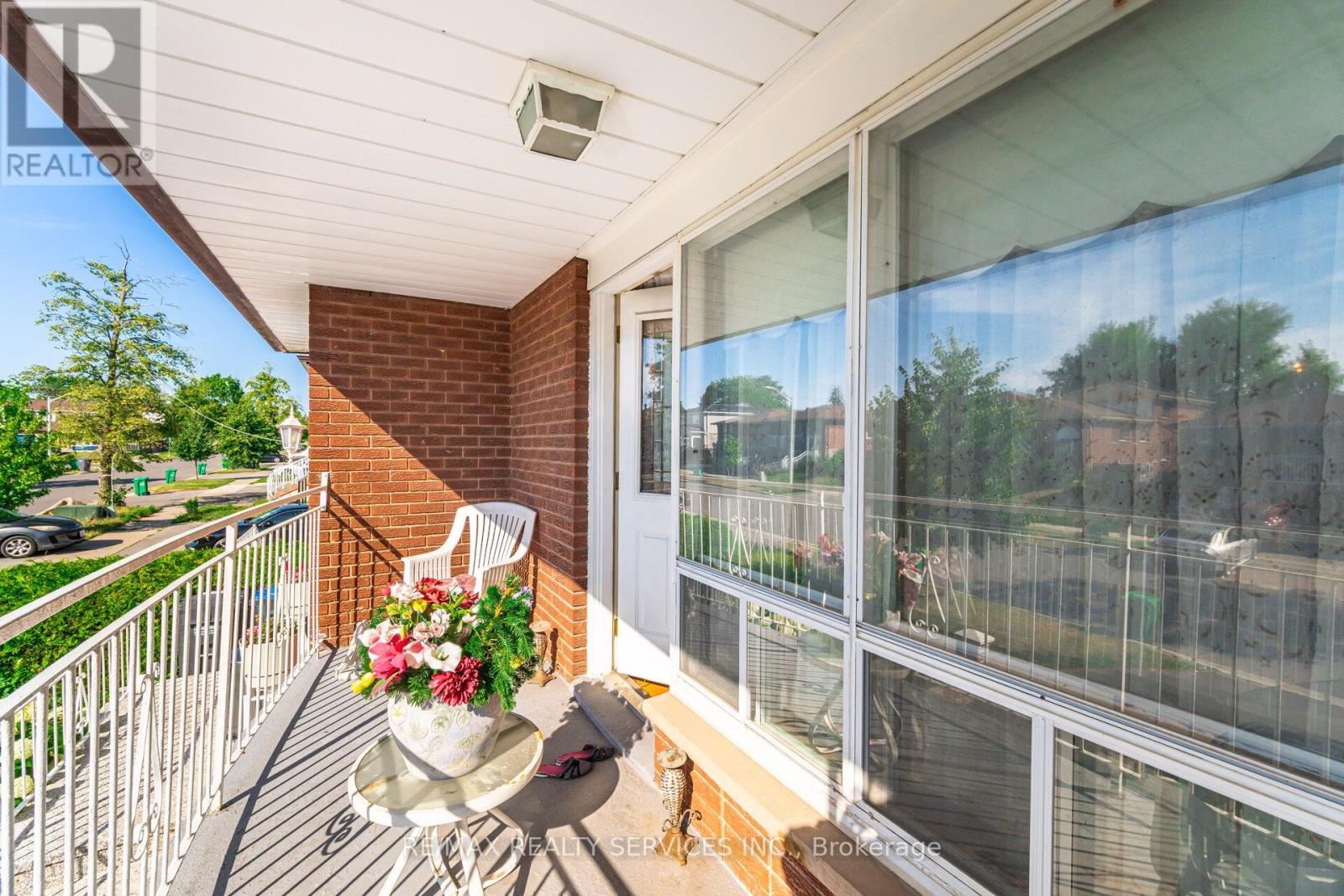 Photo 30 of 33 Tolton Drive, Brampton ON