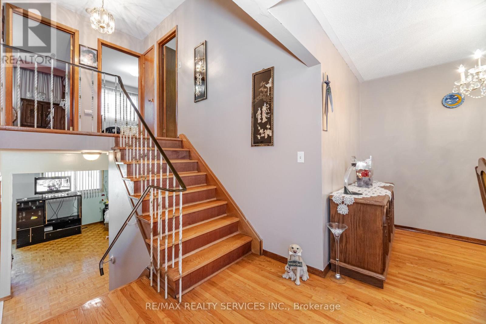 Photo 4 of 33 Tolton Drive, Brampton ON