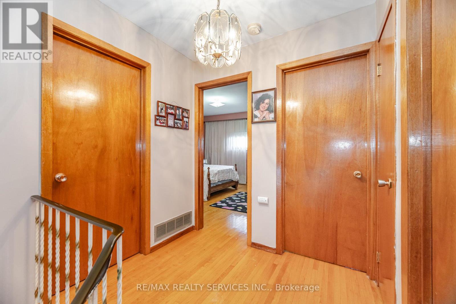 Photo 17 of 33 Tolton Drive, Brampton ON